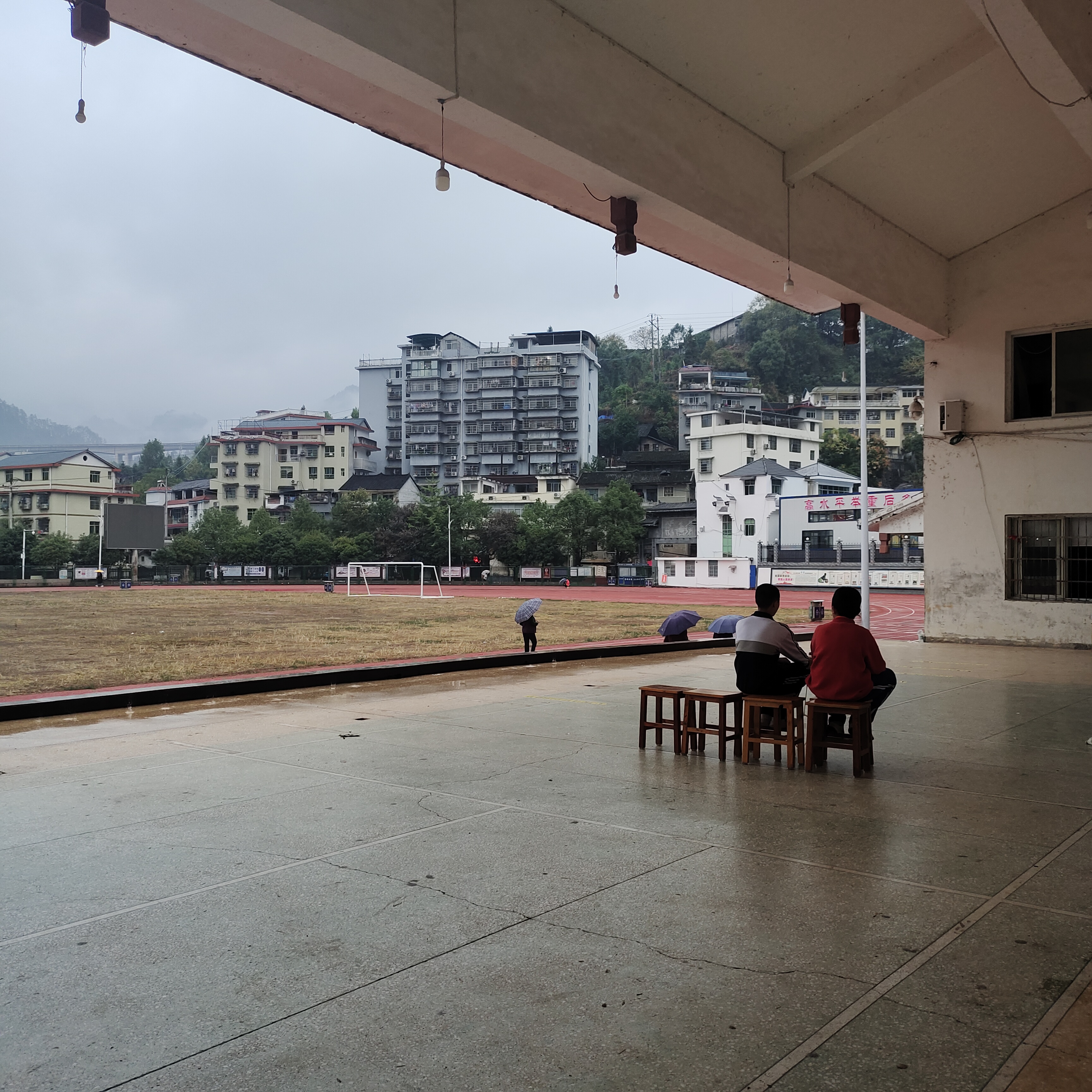 在一旁的我,听两人聊起小学六年级的数学老师,见他们