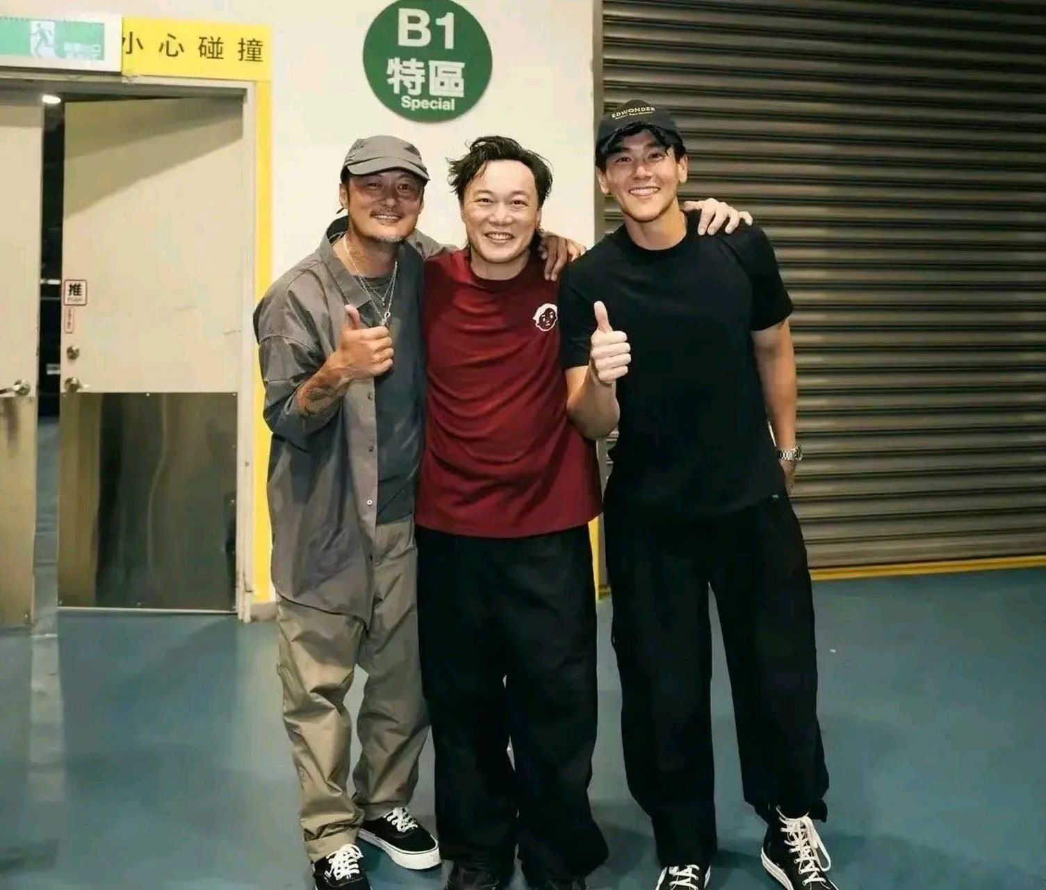 余文乐81年,彭于晏82年,这么一对比,像父子.[笑哭]