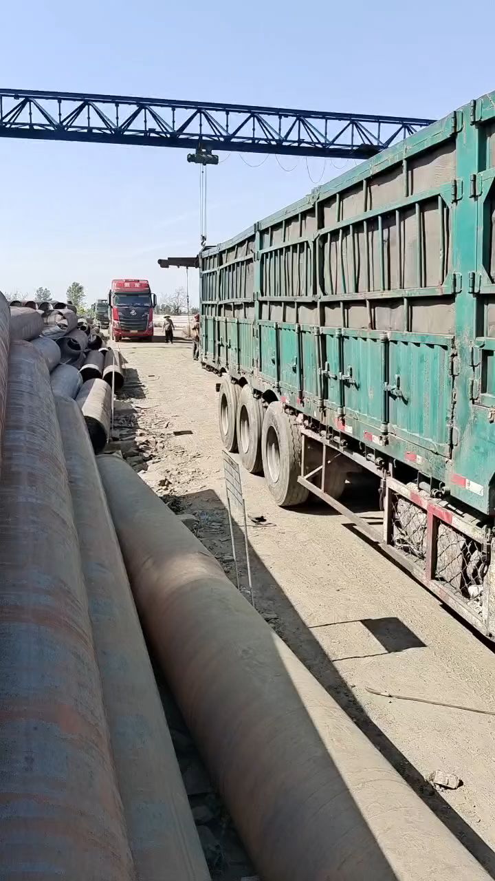 大口径厚壁无缝钢管装车