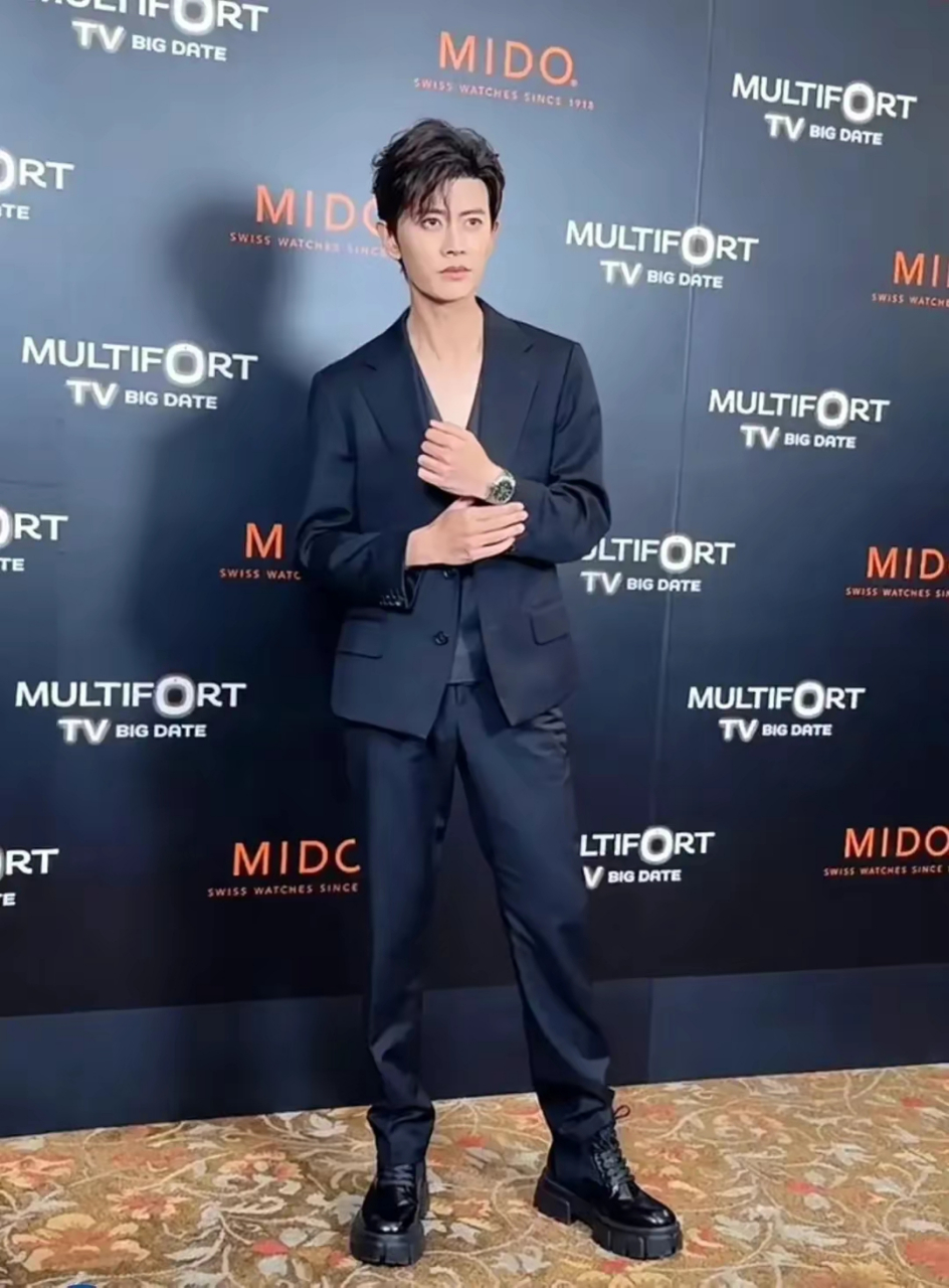 任嘉伦瘦到脱相成麻杆腿,五官完美身高是遗憾  许久不见的任嘉伦近日