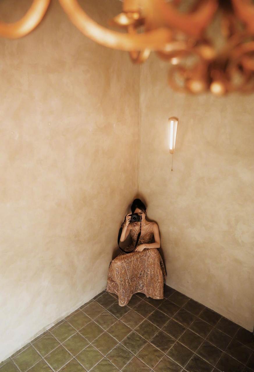 看到墙角缩着这个倔强的,小小的身影,瞬间心疼了,看来颖宝陪跑三年