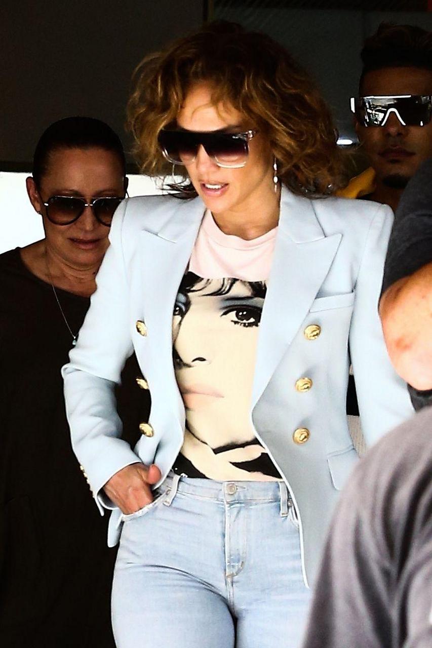 穿着蓝色西装和嘻哈风格牛仔裤的詹妮弗61洛佩兹