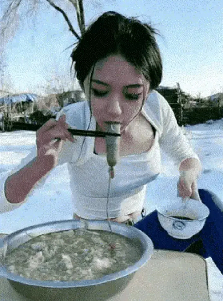 吉林长春,美女在冰天雪地里冻得瑟瑟发抖吃杀猪菜的视频走红网络