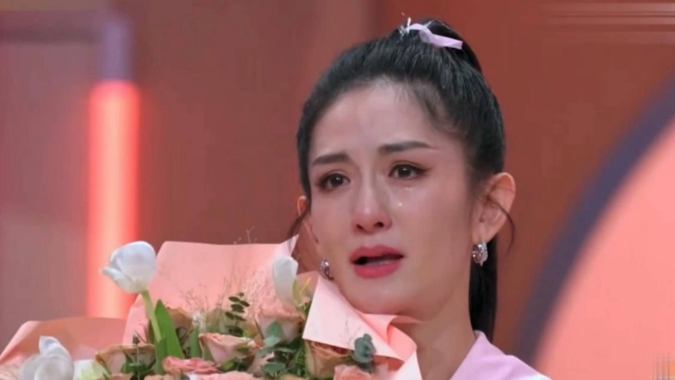 何炅谢娜哭着拥抱!