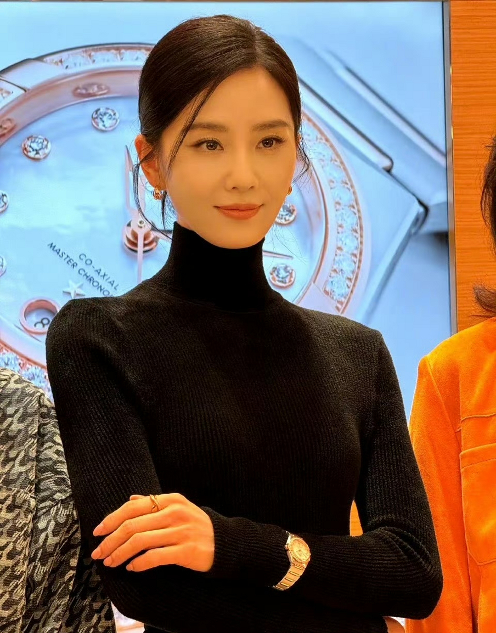 简单又高级,刘诗诗这组黑色毛衣气质拉满. #美女# #优质作者榜
