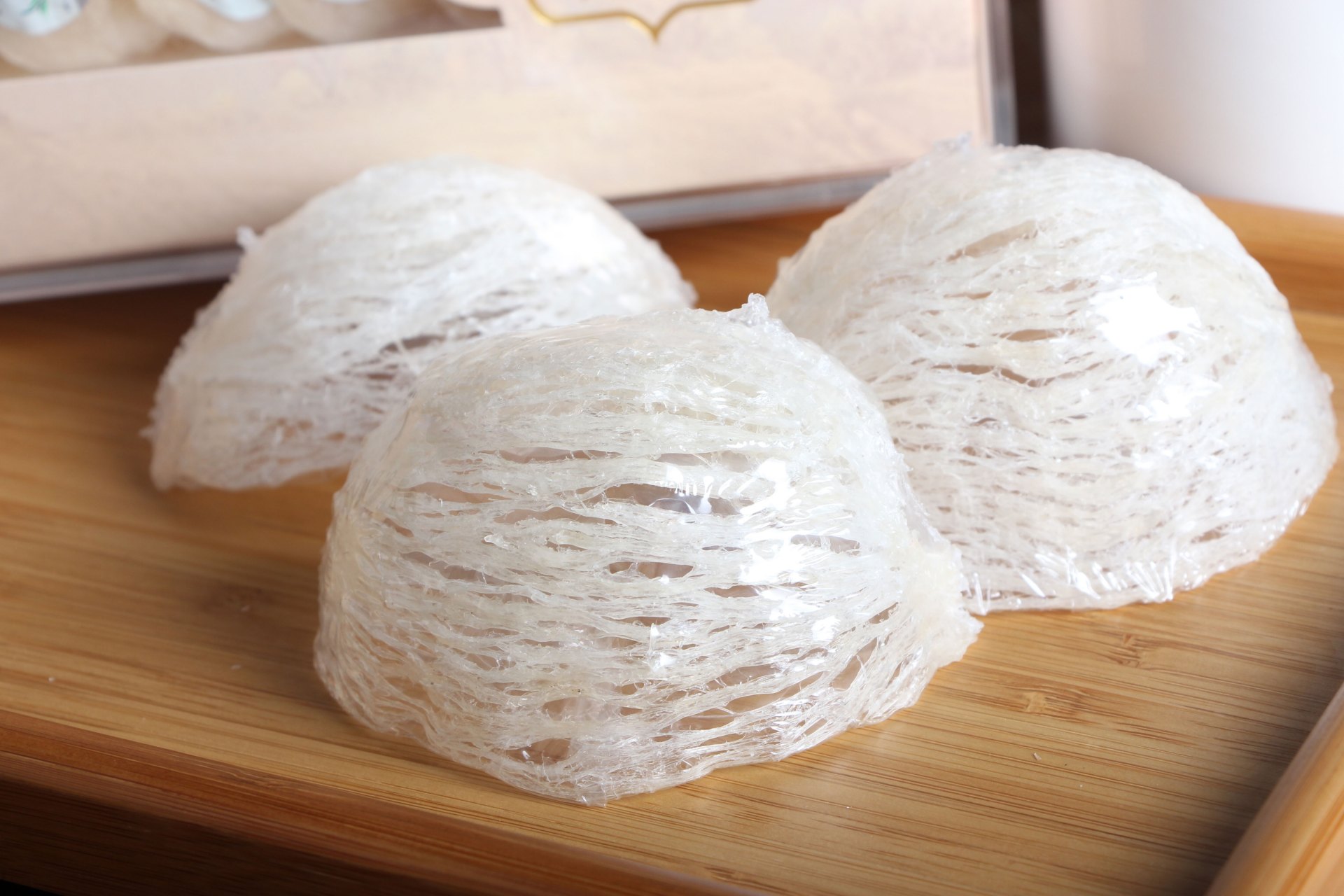 你不要指望说,我们吃胶原蛋白就能让皮肤更好,这是不可能的.