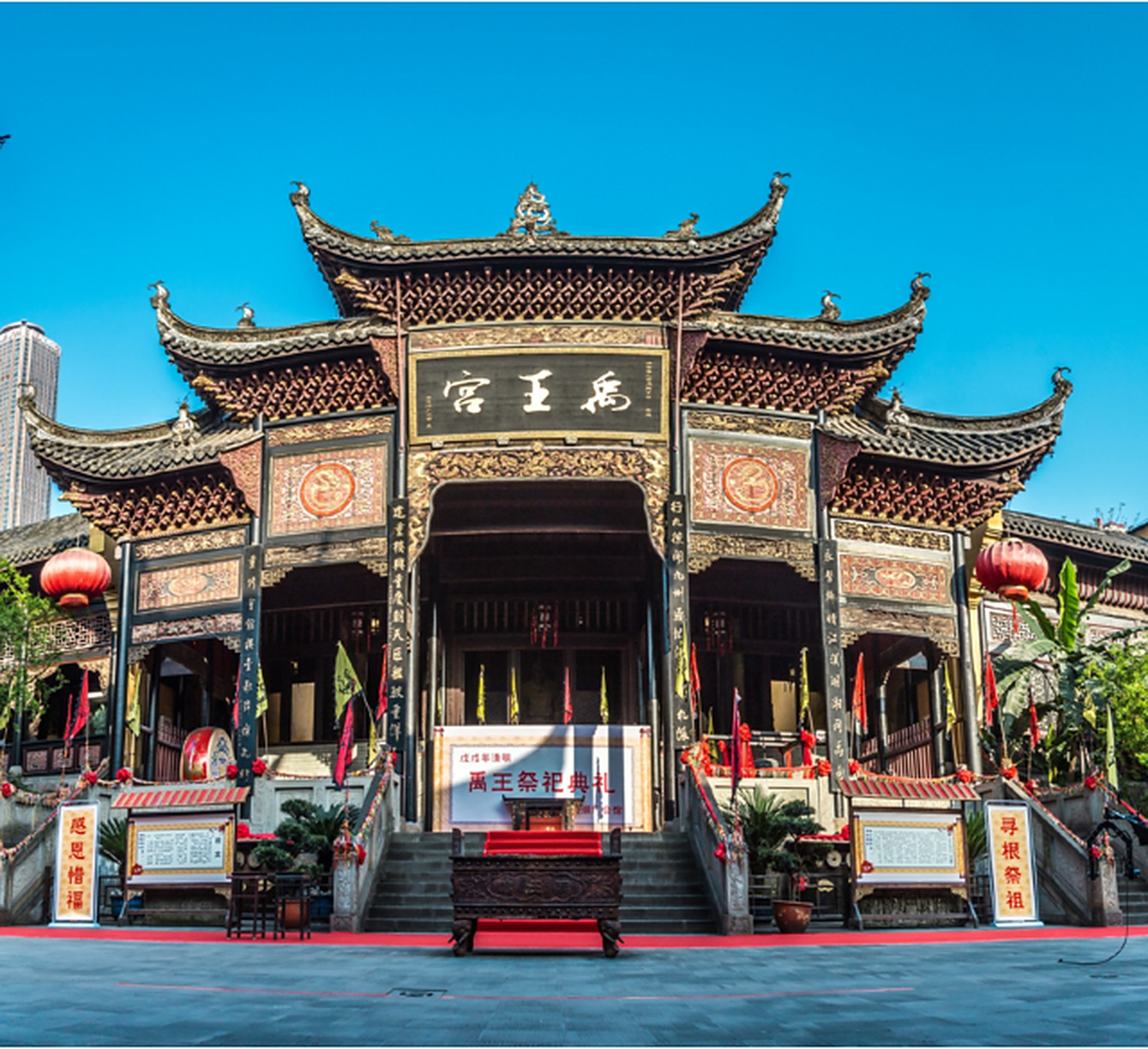 湖广会馆坐落于重庆市渝中区长江河畔的古东水门一侧,由高墙环绕的