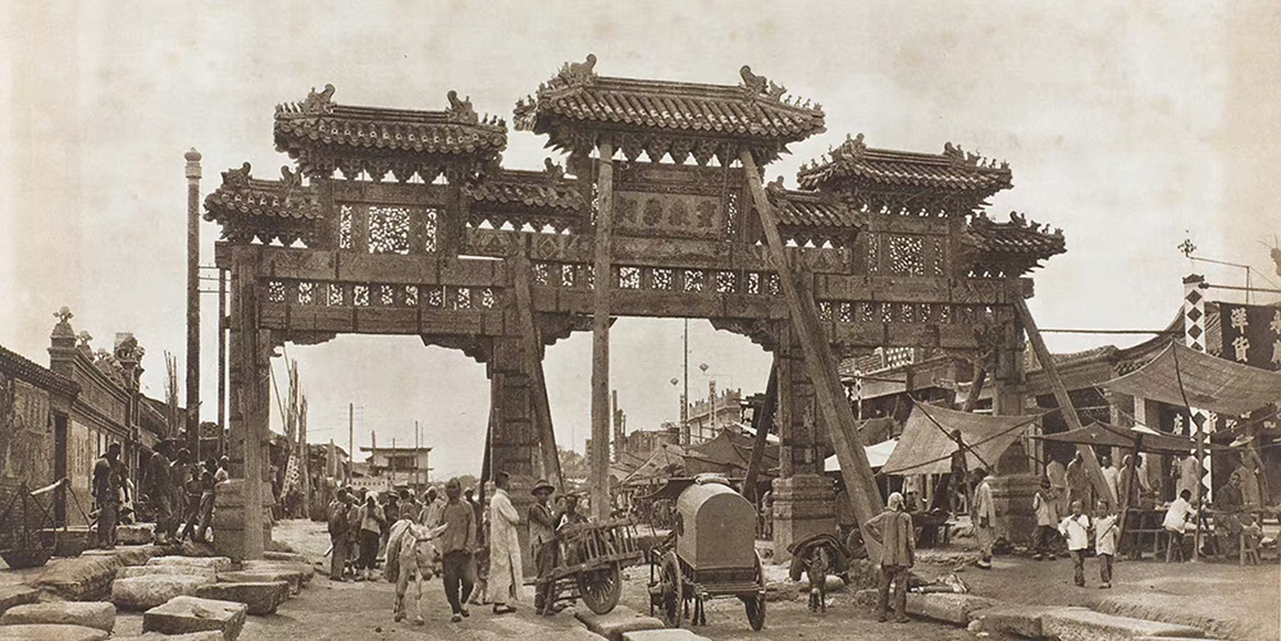 1915-1920年,北京,朝阳门外大街上的一座牌坊.