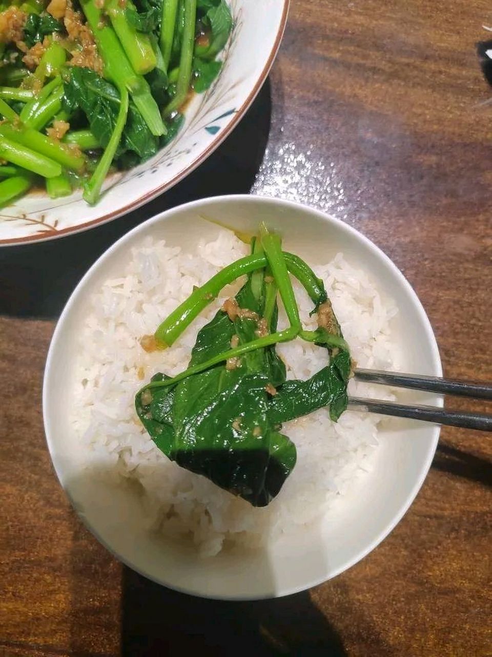 昨晚女儿做的米饭,炒的青菜,她一边看手机一边学,不知道为啥,除了心疼