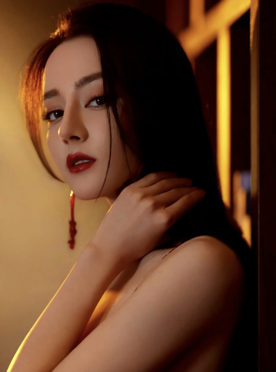迪丽热巴,一袭红色吊带纱裙,气质迷人,性感妩媚,颜值爆表,身材绝了!