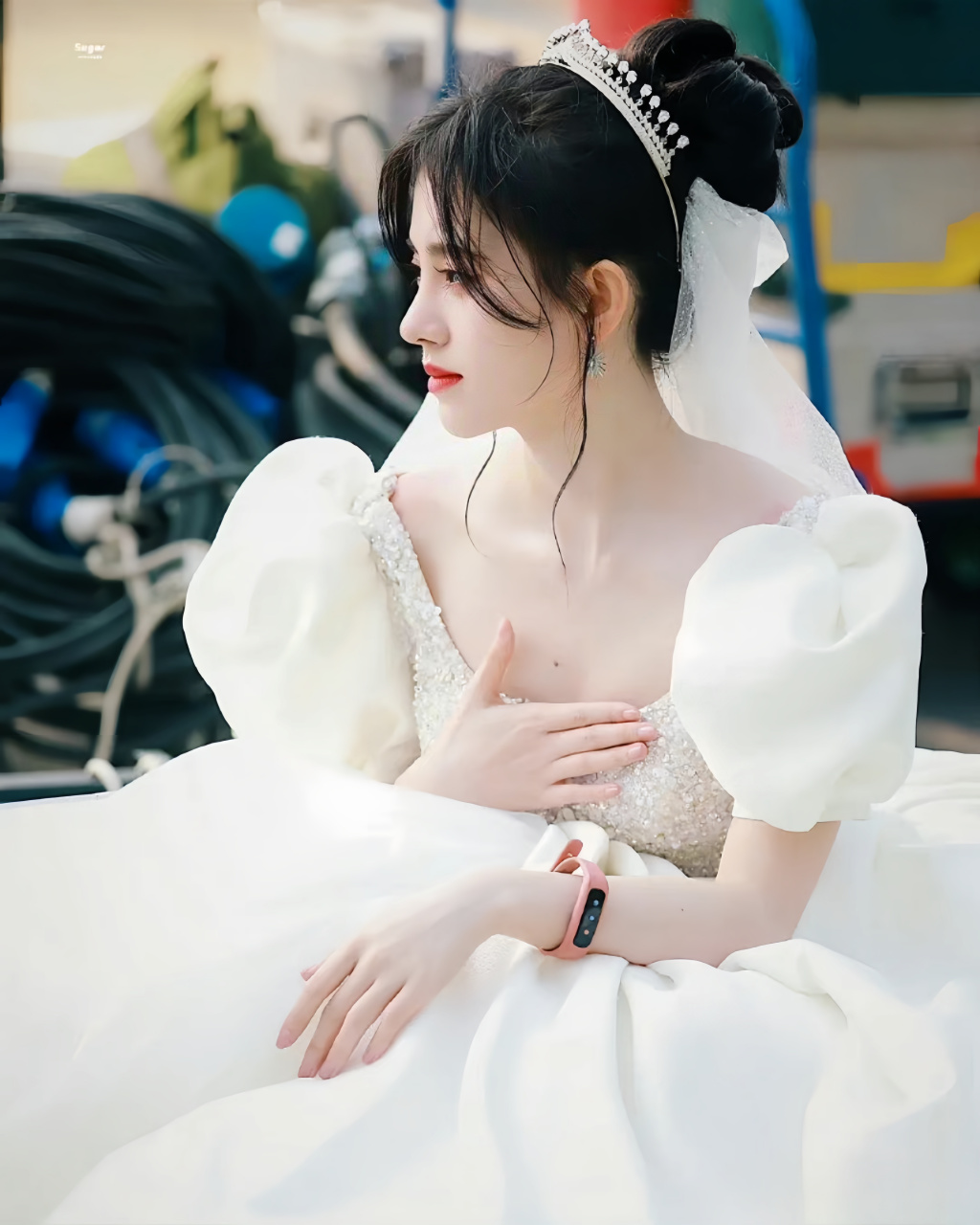 鞠婧祎身穿白色长裙,搭配动人的妆容,简直宛如白雪公主#鞠婧祎