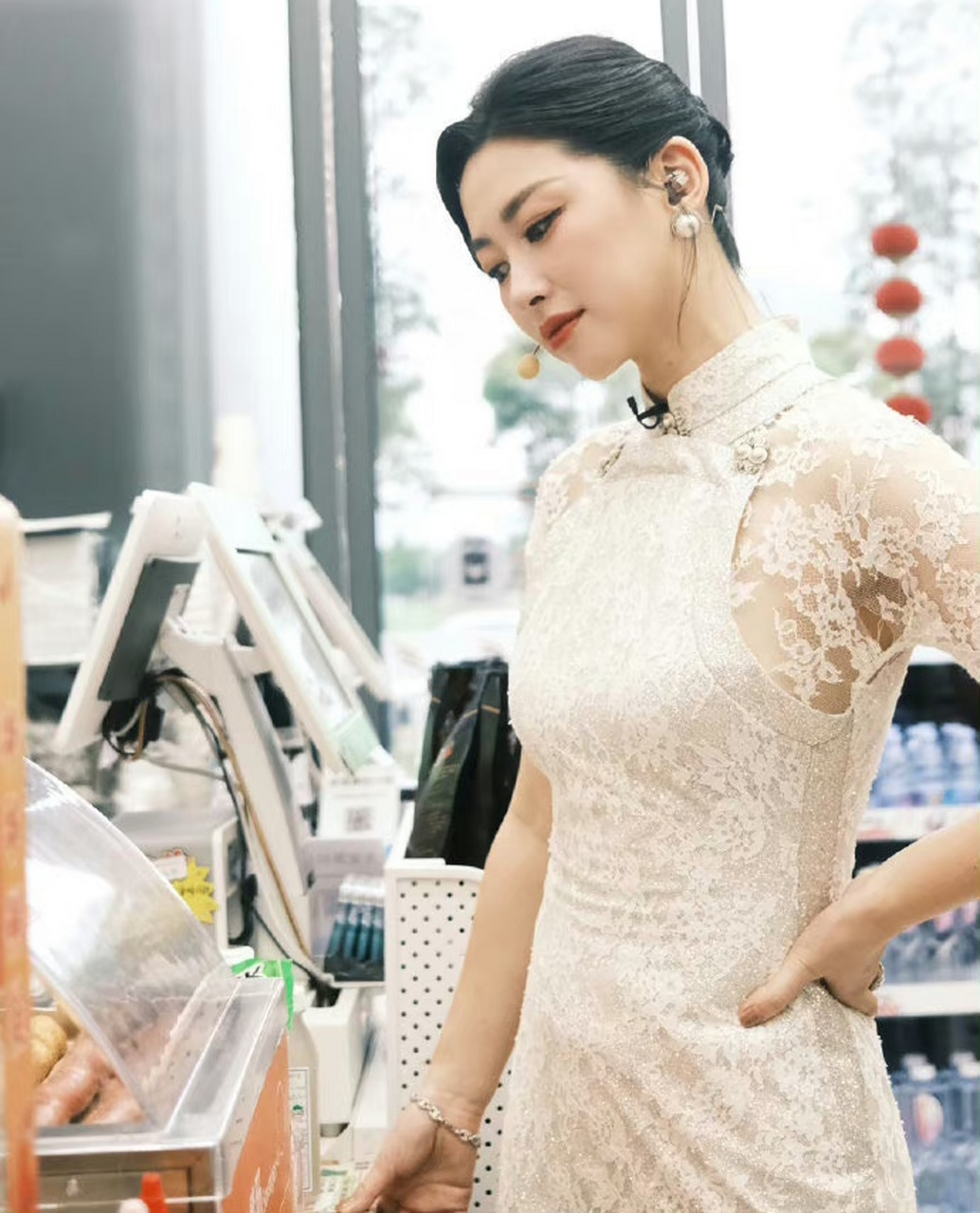 朱珠再穿旗袍,朱珠穿这身旗袍造型加上眼神中的魅力感,真的带给我们