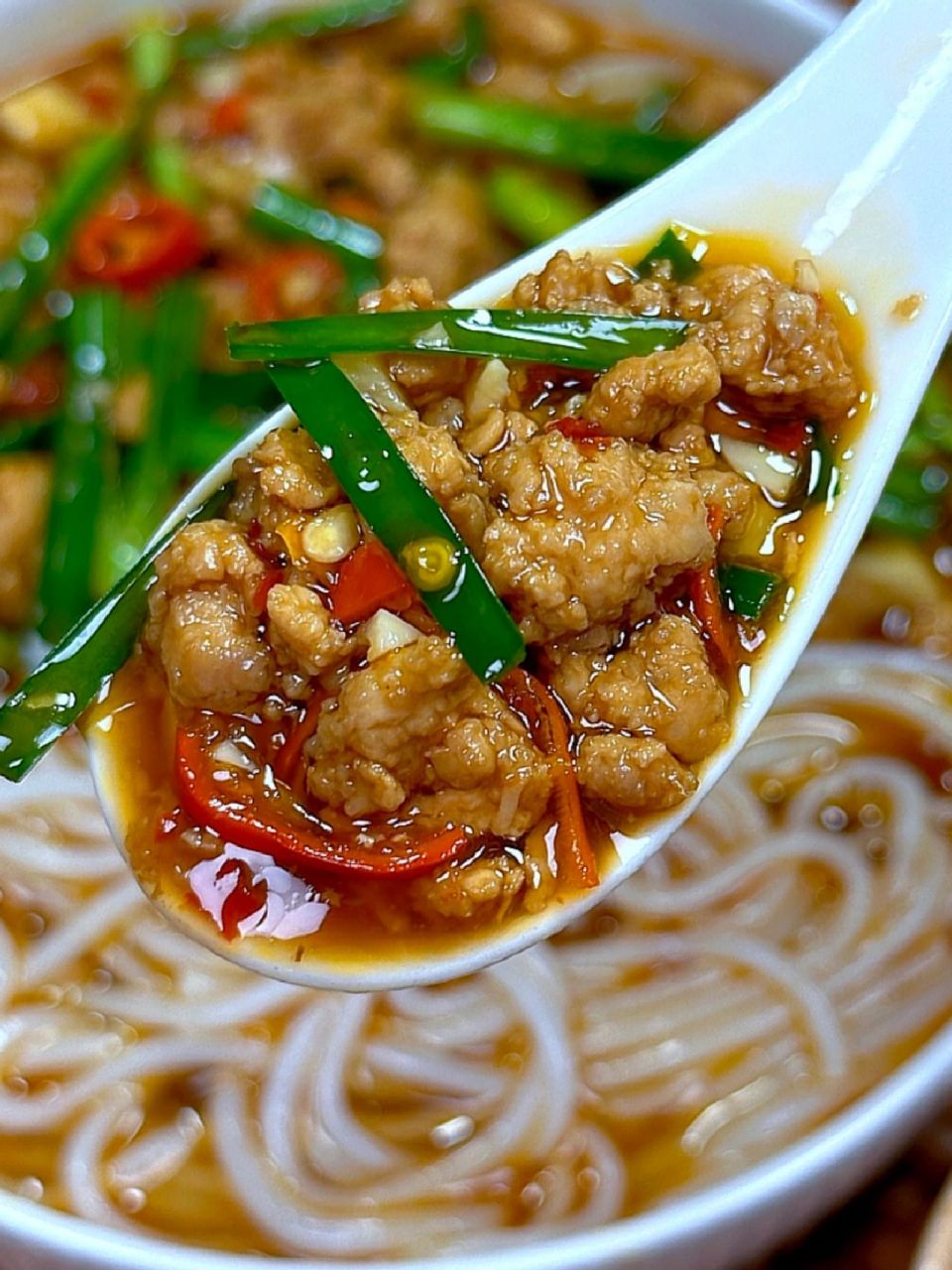 今天分享江西特色早餐新余腌粉的做法,味道鲜辣口感爽滑,家有米粉的