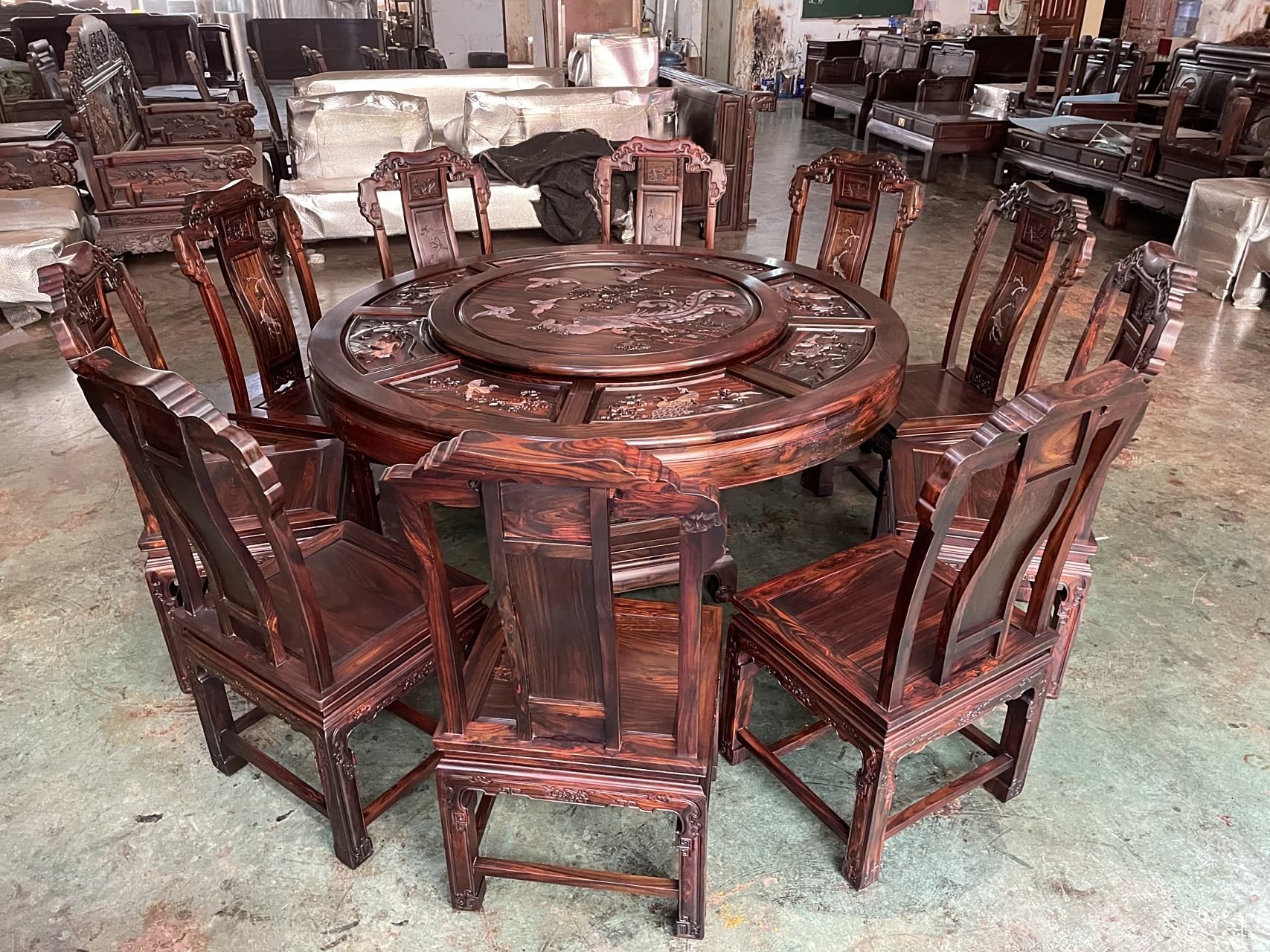 阔叶黄檀红木圆桌,传统手工檀雕分色制作,让雕刻细节栩栩如生!