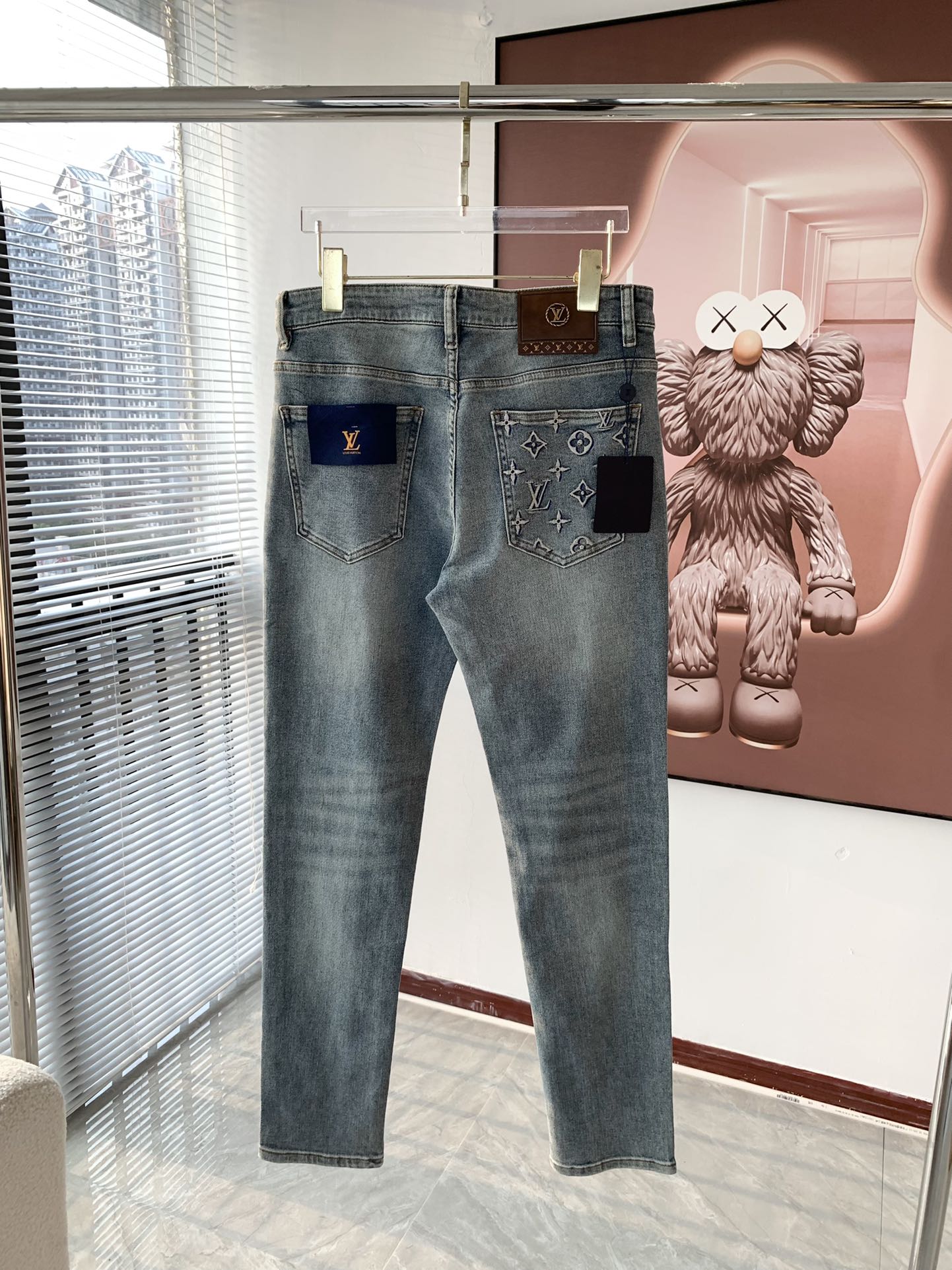 路易威登水洗牛仔裤,色泽拥有现代时尚感