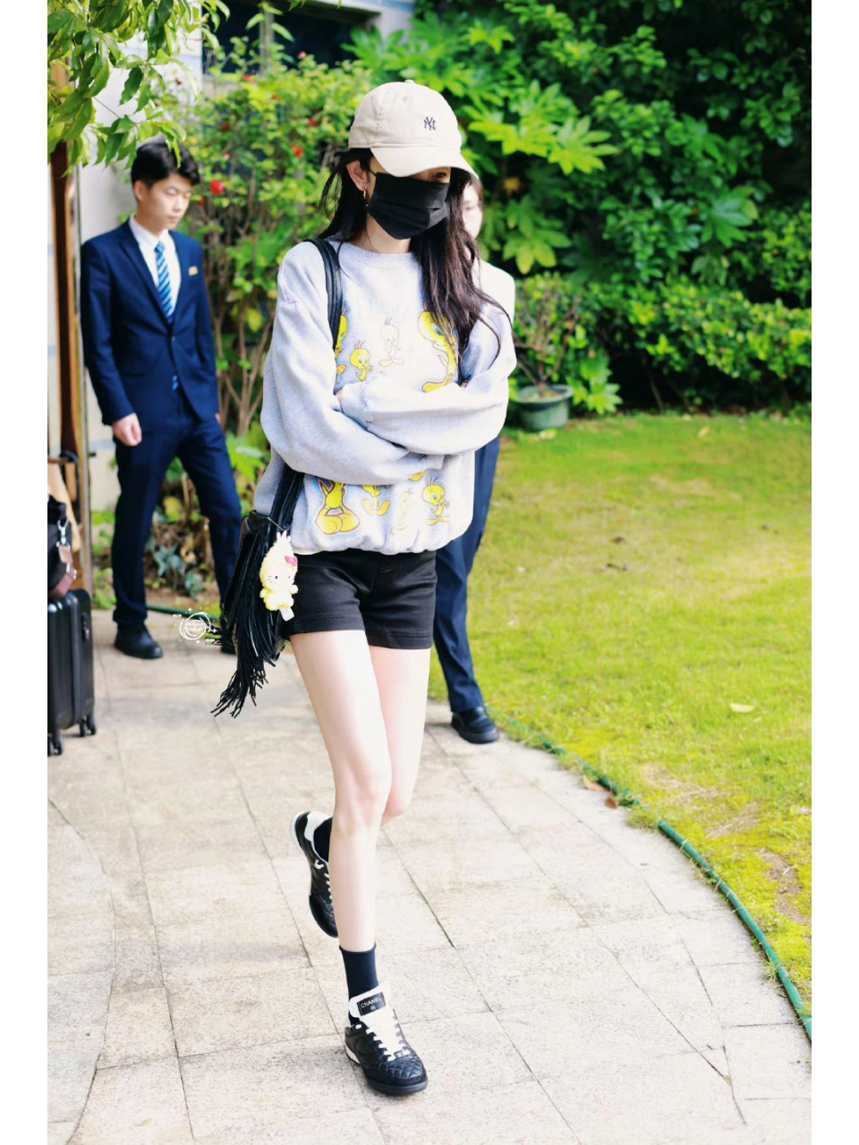 时尚穿搭# #明星穿搭# 杨幂这套好看,卫衣很可爱