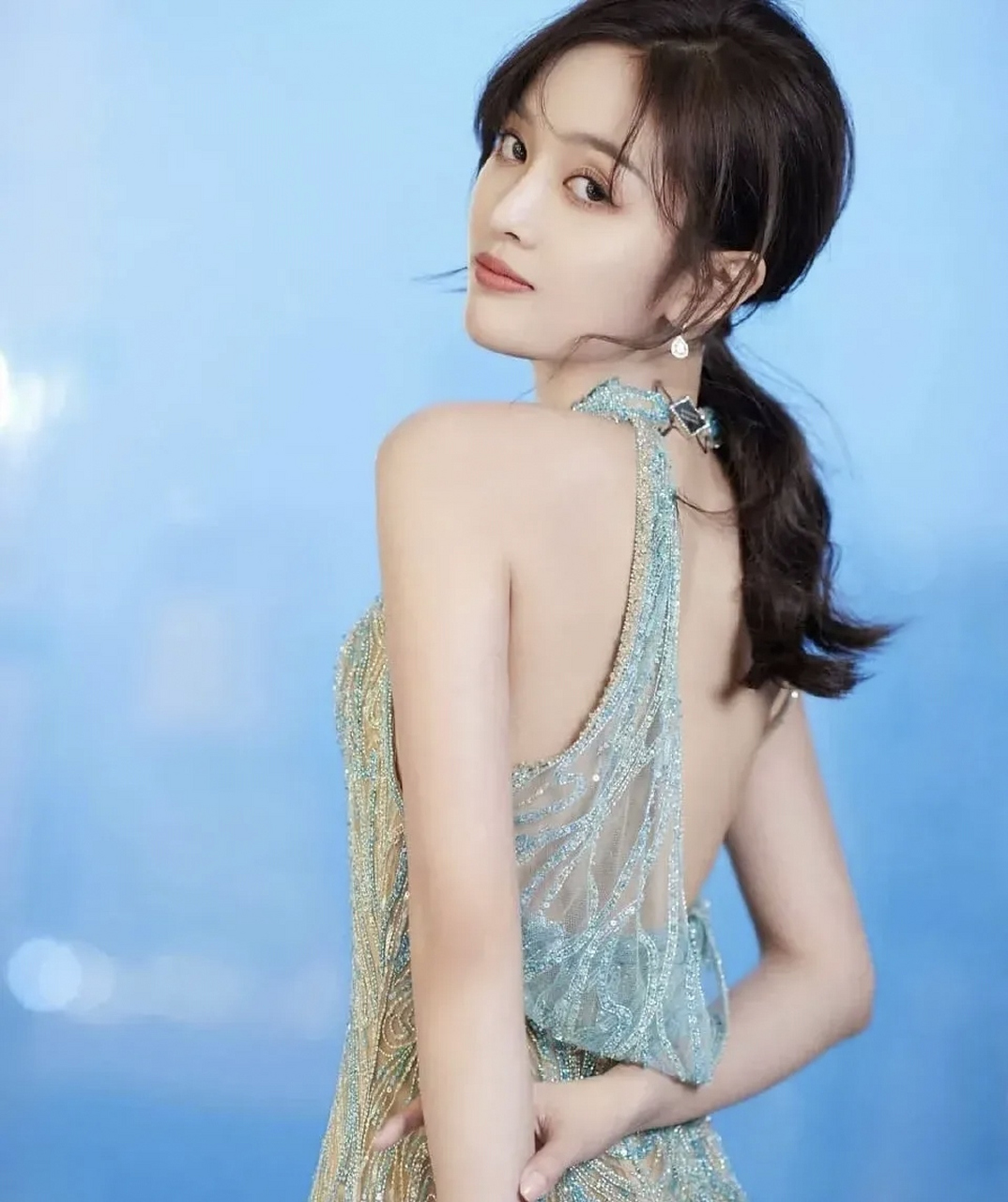 吴宣仪真的太惊艳了,她是一位非常美丽的女性,她的美貌和气质让人难以