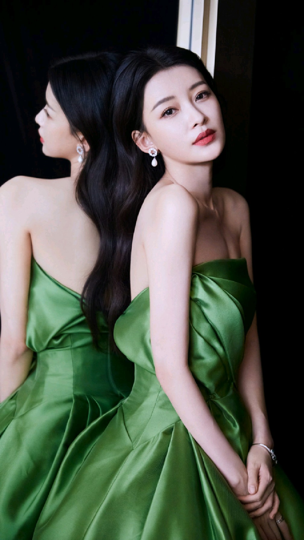 孙怡身穿高贵绿色礼服出席活动,肤白貌美,身材绝了!
