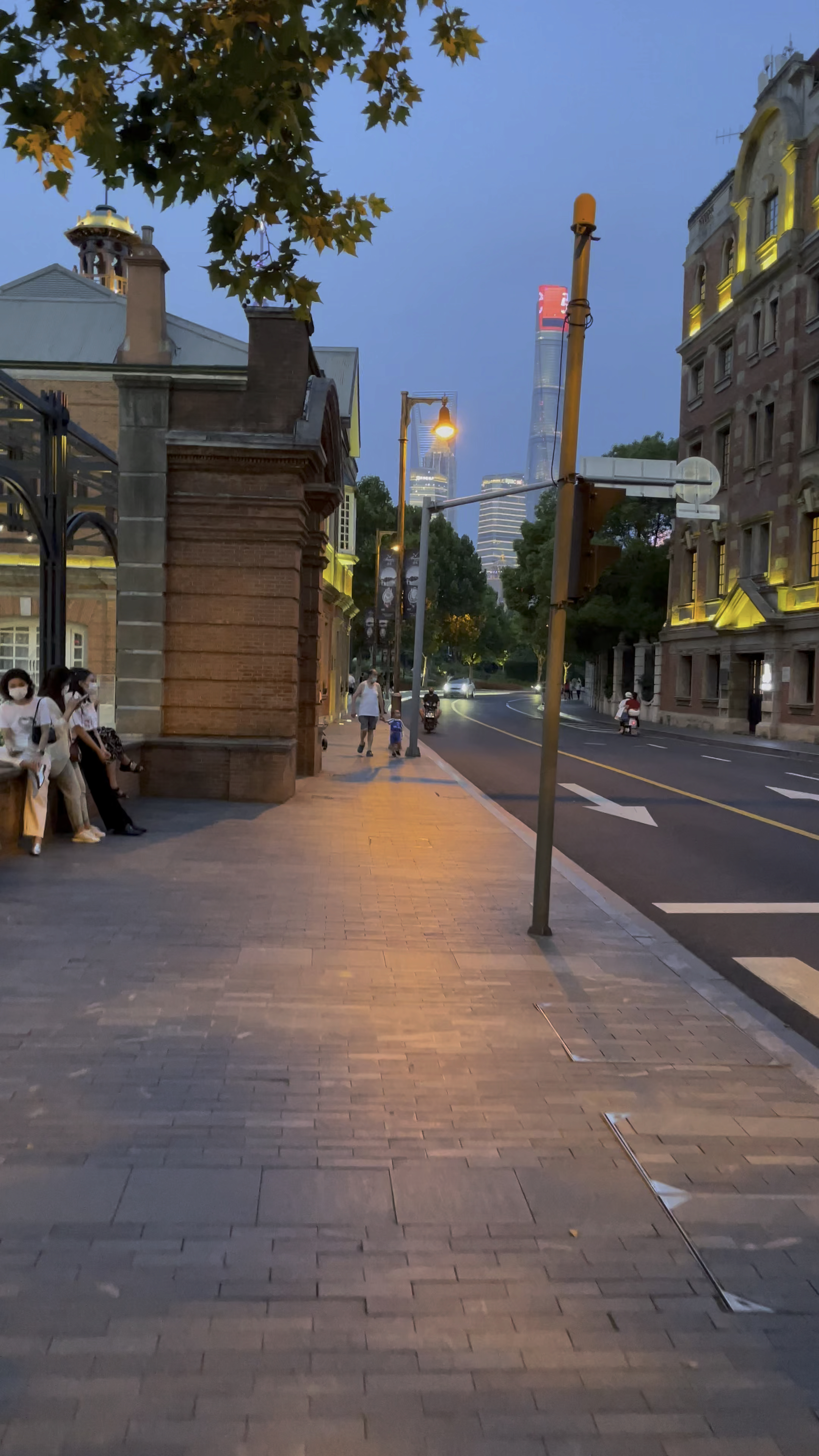 夏日上海南苏州路圆明园路口夜景随拍