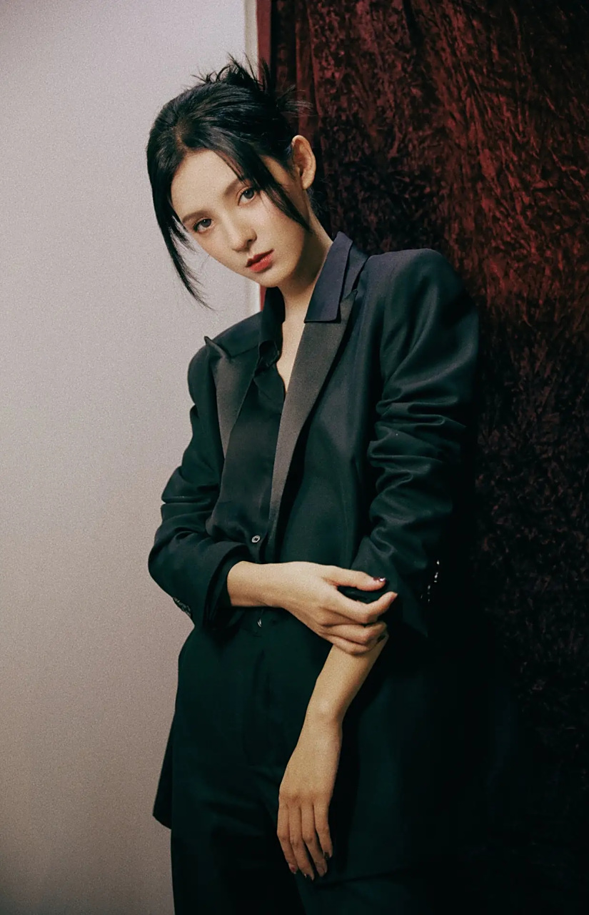 美女张予曦,身穿黑色小西装,有种酷酷的感觉.