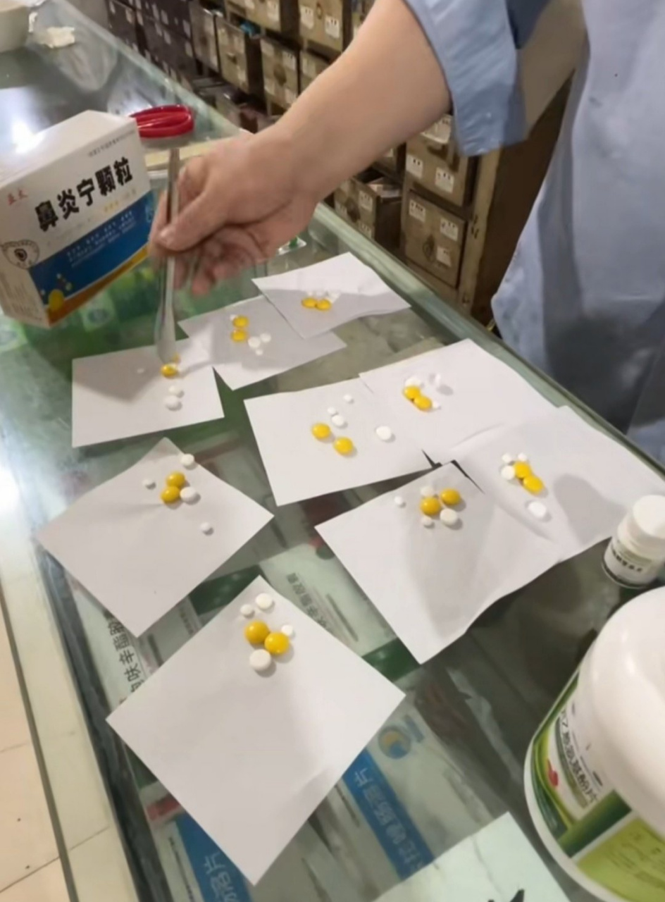 外地网友:惊叹于四川的诊所,居然能这样一颗颗的拿药……  确实,以前
