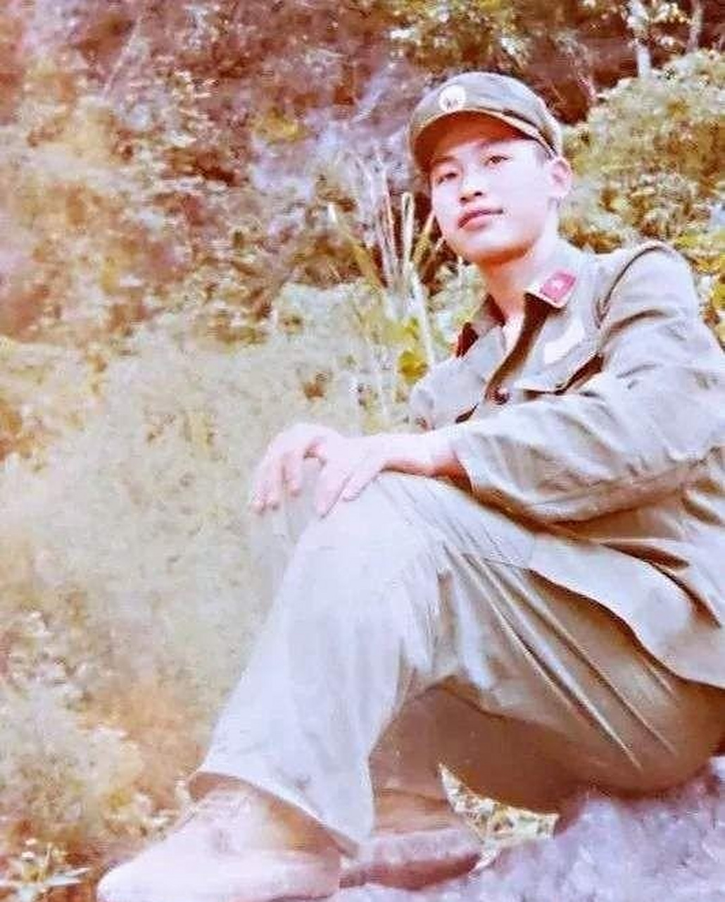 一九八五年九月二十三日,年仅十七岁的李庆轩牺牲在南疆前线.