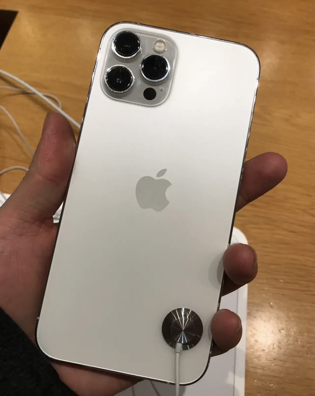 网友认定买苹果手机的,10%有钱人加90%穷人,而华为则恰恰相反