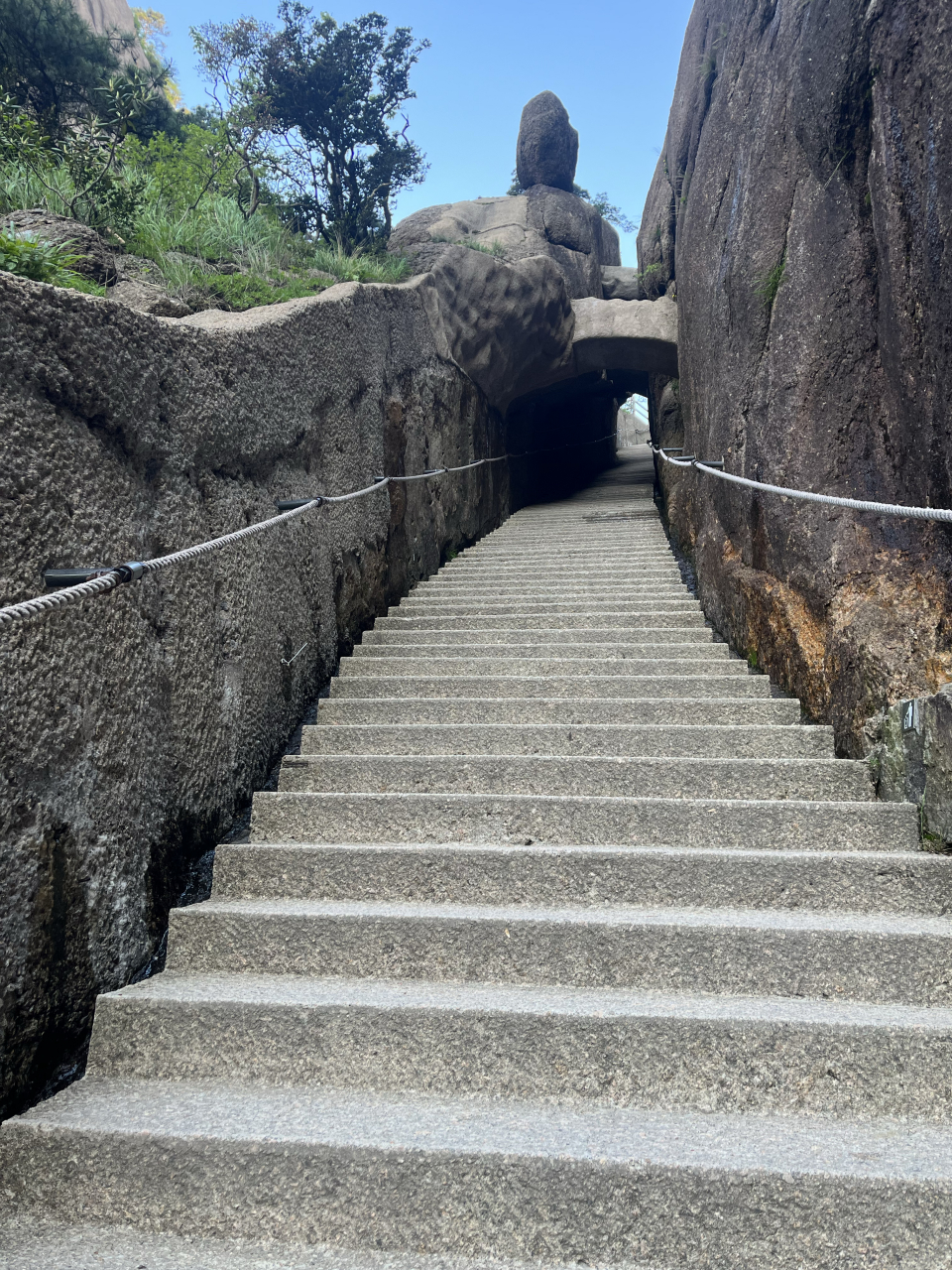 昨天从黄山的云谷寺索道乘缆车上山,又乘小火车游览了西海大峡谷,晚上