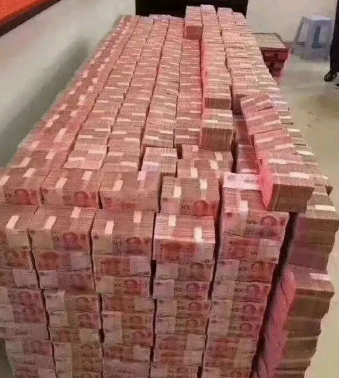 拥有一亿会有多痛苦 把这一个亿存在银行,每年就会