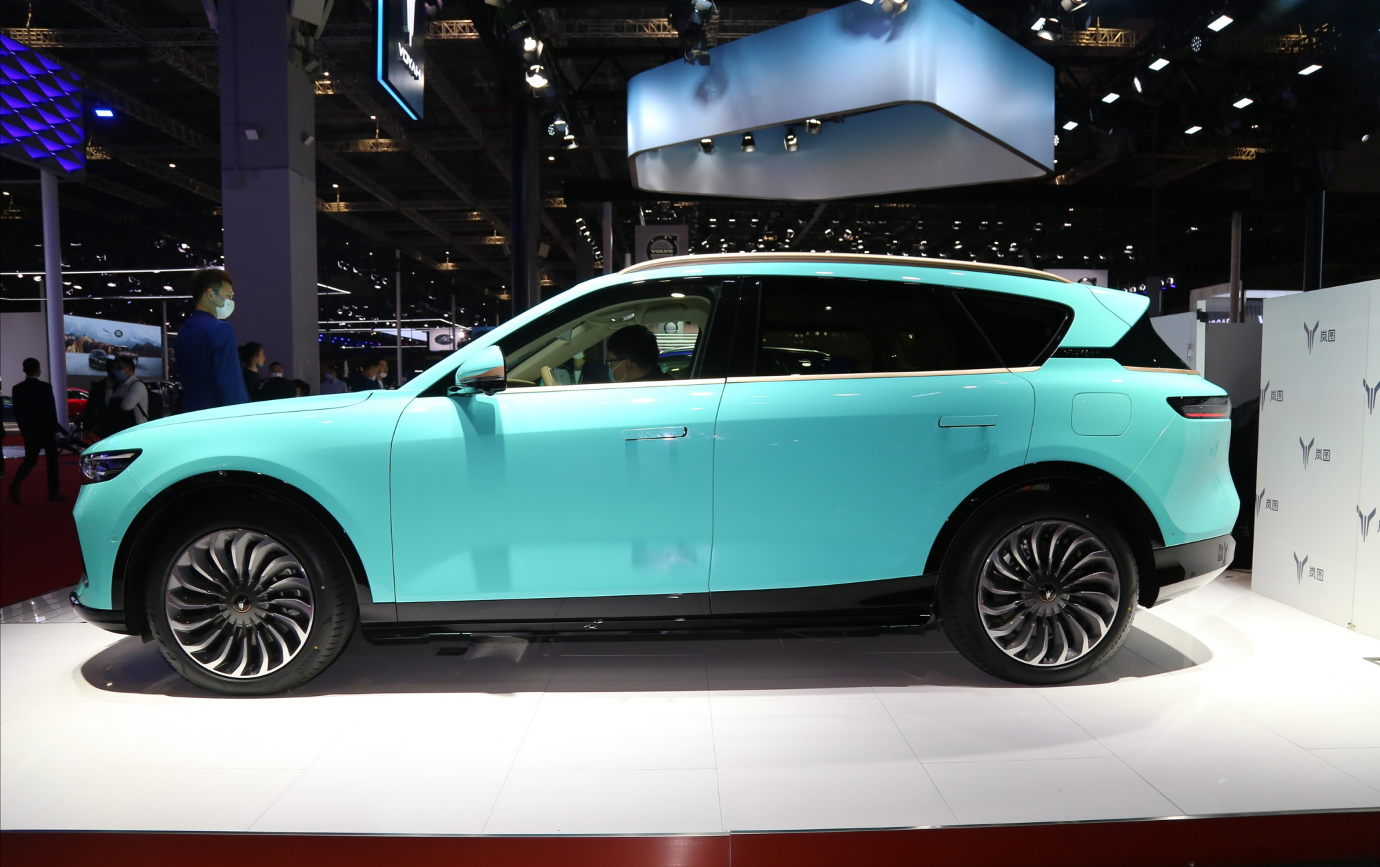 岚图free,东风首款车型,定位于中大型suv.