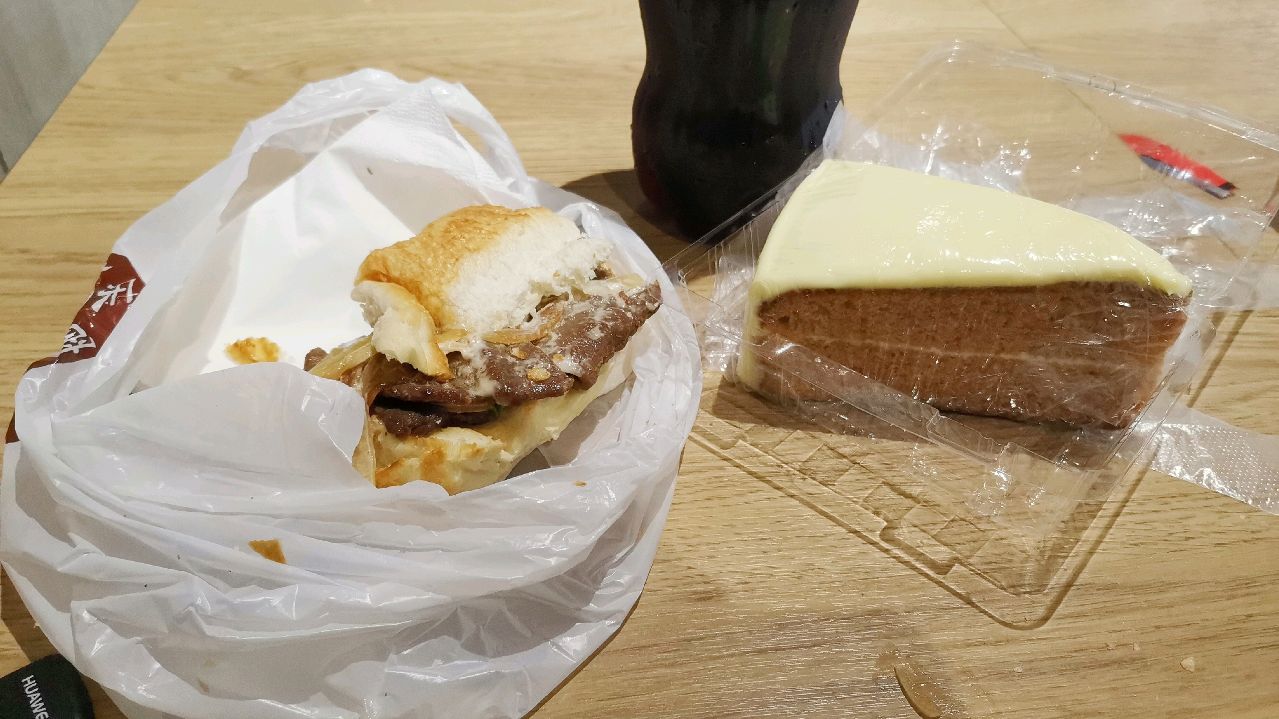 哈工大附近一家网红店,买了一份很好吃的牛肉潜艇堡和胡萝卜蛋糕