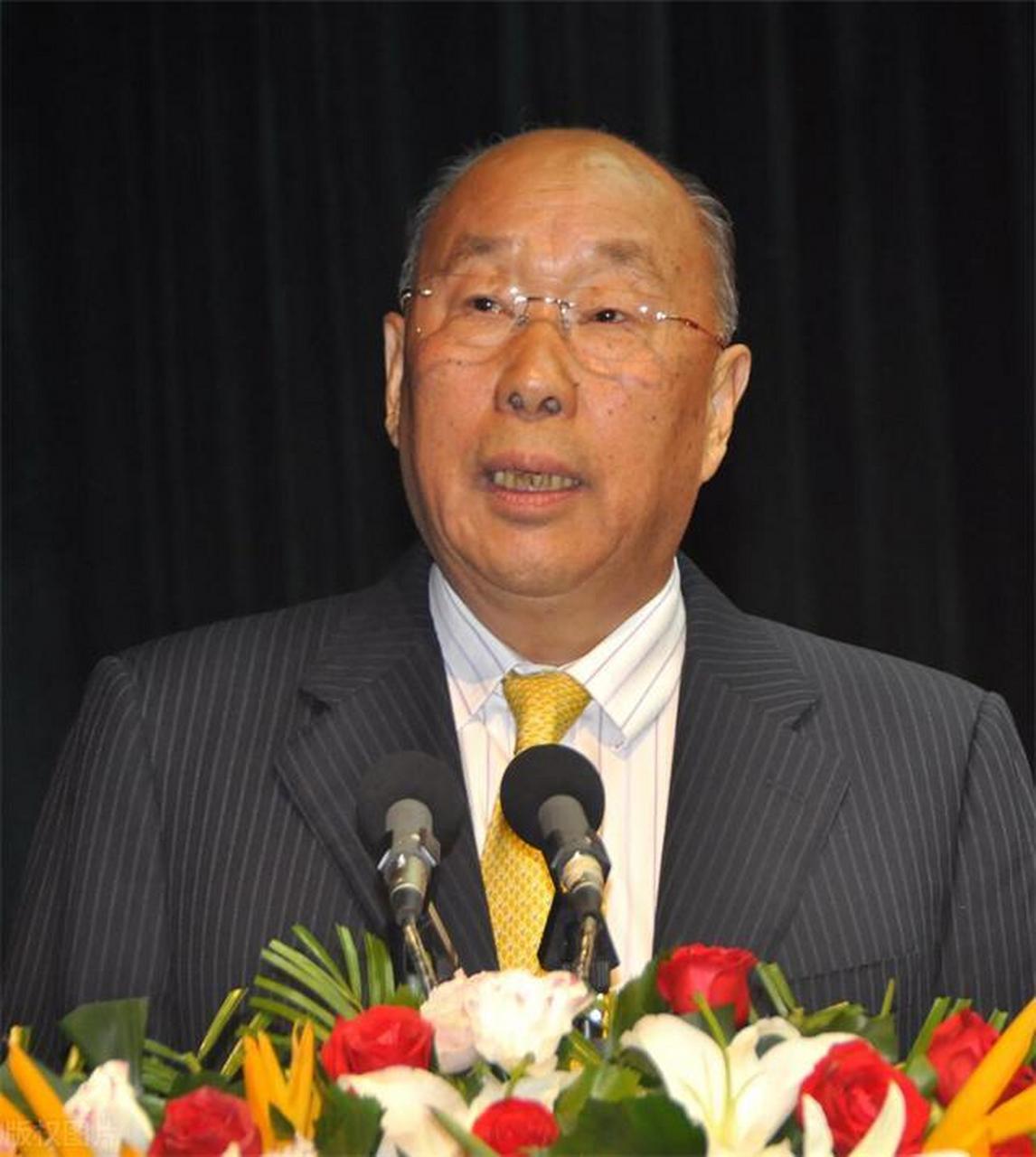 漯河实实在在的功臣——双汇集团董事长万隆,很早很早之前我就是他的