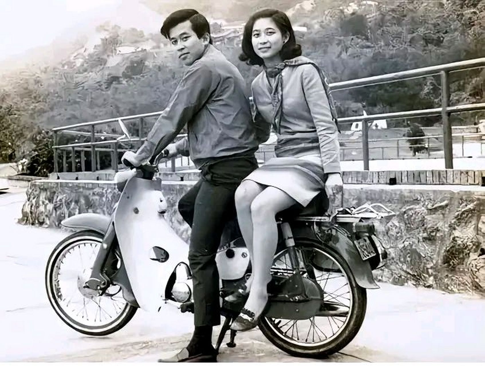 这对台湾夫妇52年后故地重游拍下的照片,还是那个地方,还是那个人