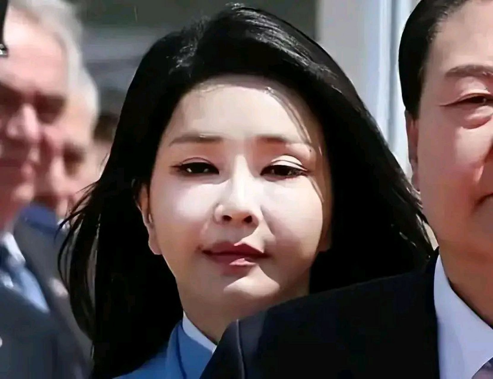 会不会有一天早上尹锡悦一醒来,旁边的金建希又换了另一张脸?