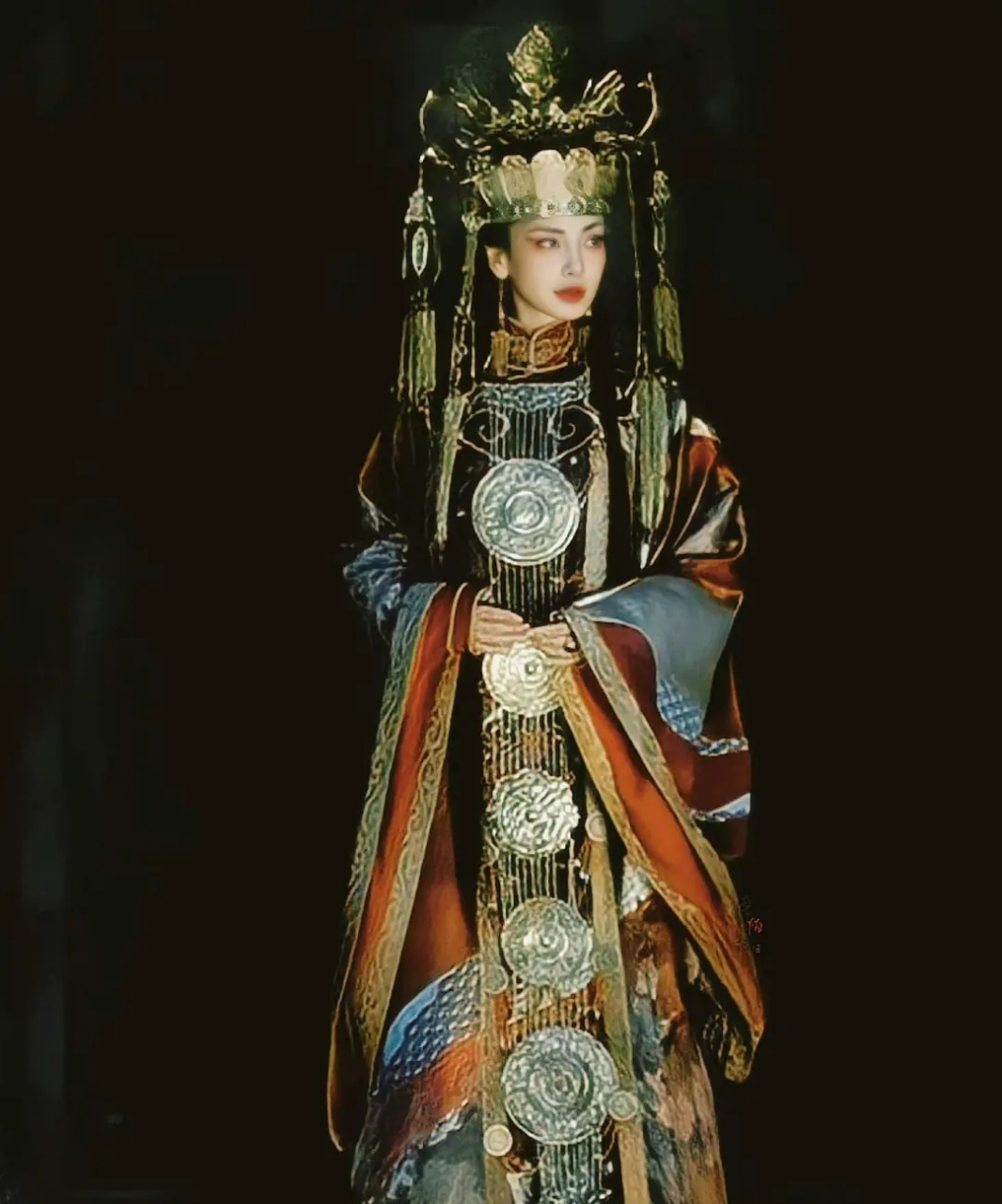 ab杨颖在《寻龙诀》里这两张古装好漂亮,又鬼又美又媚还有气势,这个妆