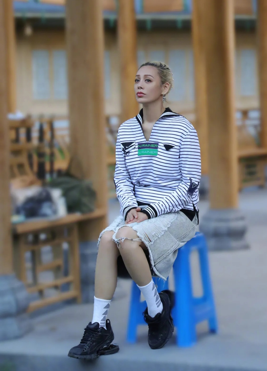 宁静年轻的时候真的很漂亮,但她的品味真的是有些让人一言难尽