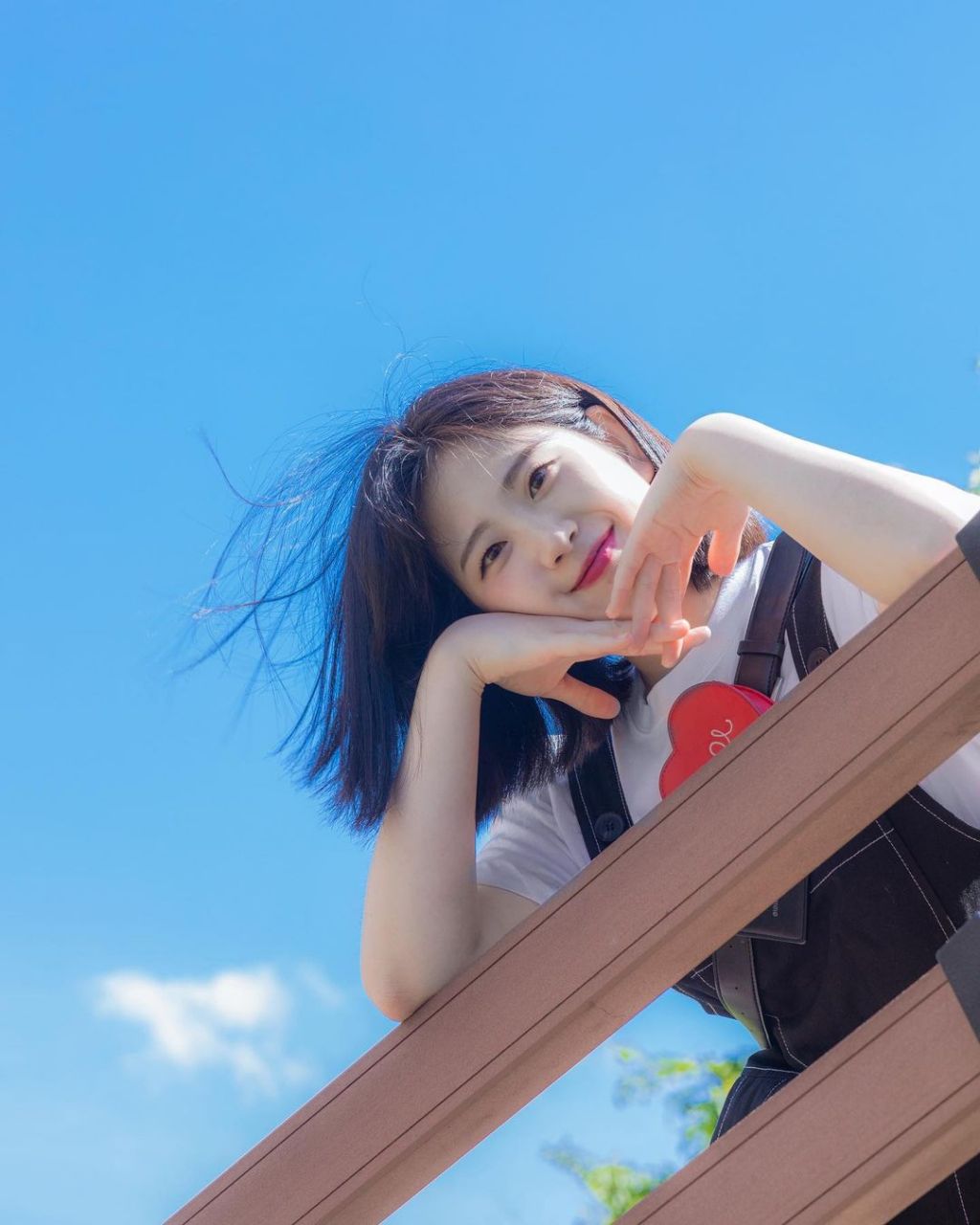 突然想起看到的一句话:"人生最大的遗憾,是一个人无法同时拥有青春和