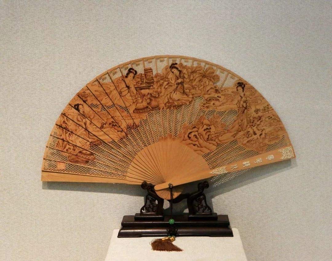 非遗文化之折扇!抓住夏天的尾巴,有没有很喜欢呢?