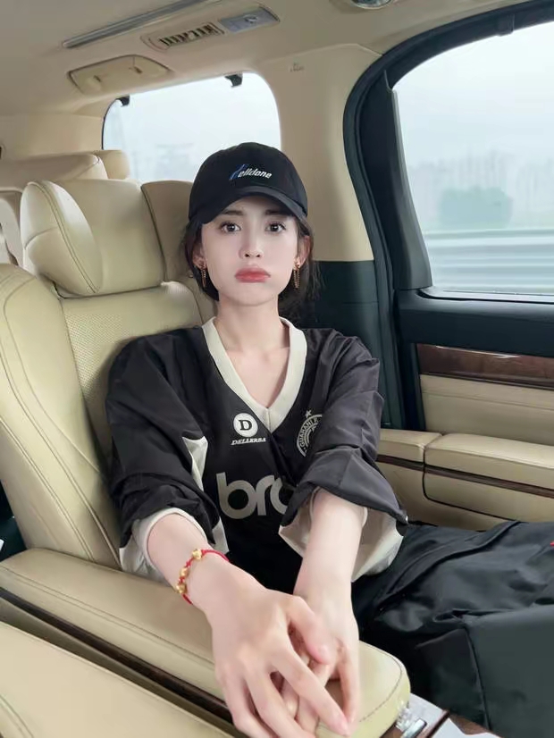 古力娜扎车内随拍,皮肤白皙,表情搞怪,俏皮可爱活力满满