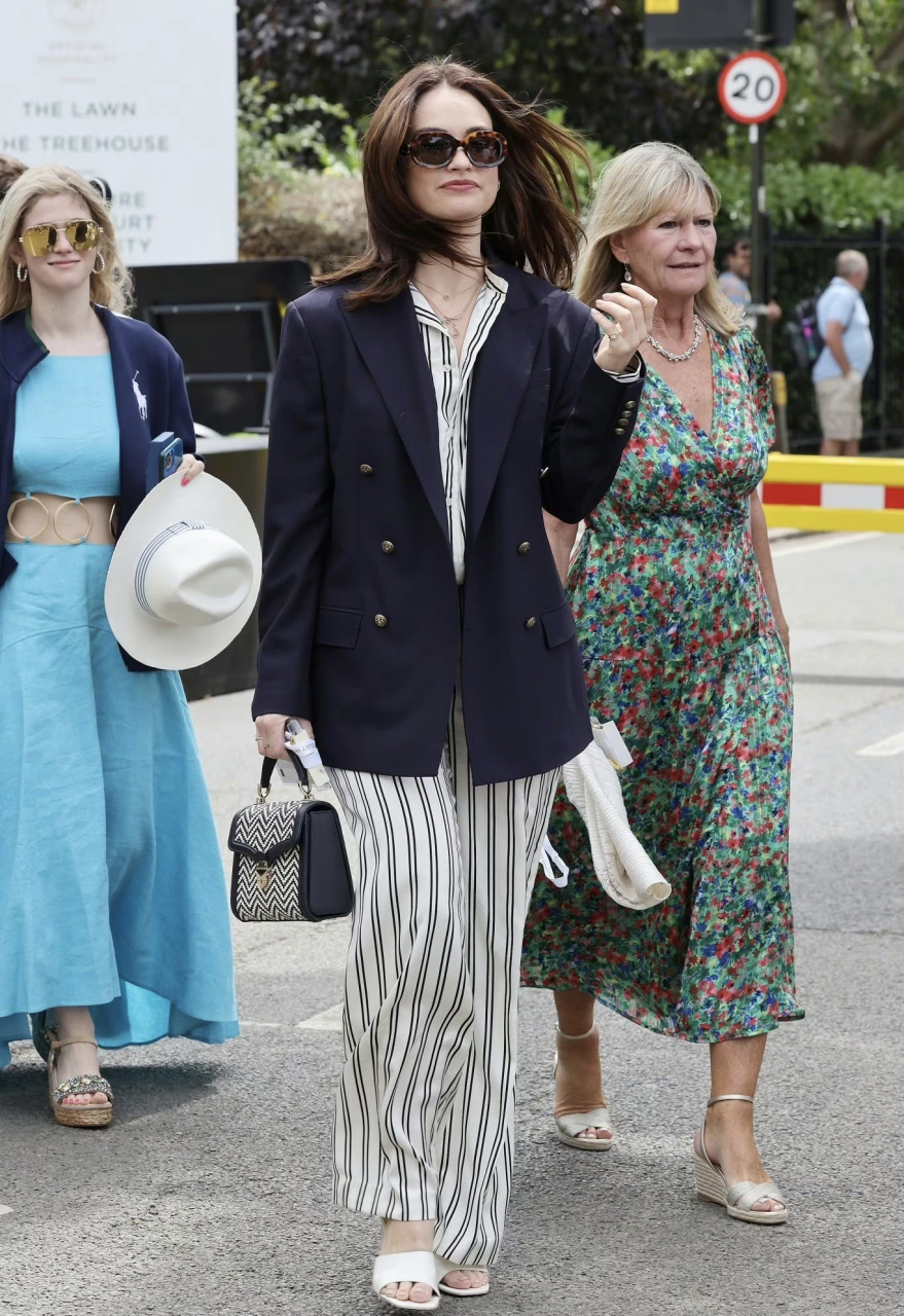 lily james 现身温网男子决赛观赛造型