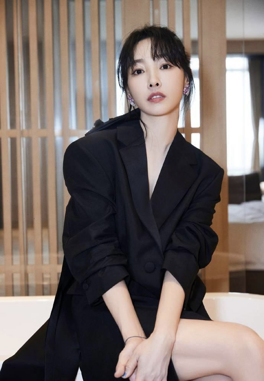 白百何黑色西装裙利落酷飒,像一个性感的女强人