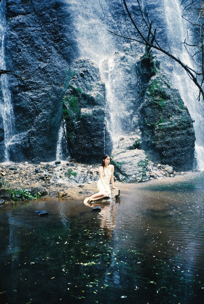 组图：欧阳娜娜林间情绪大片释出 一袭白色吊带裙清新灵动第5张图片