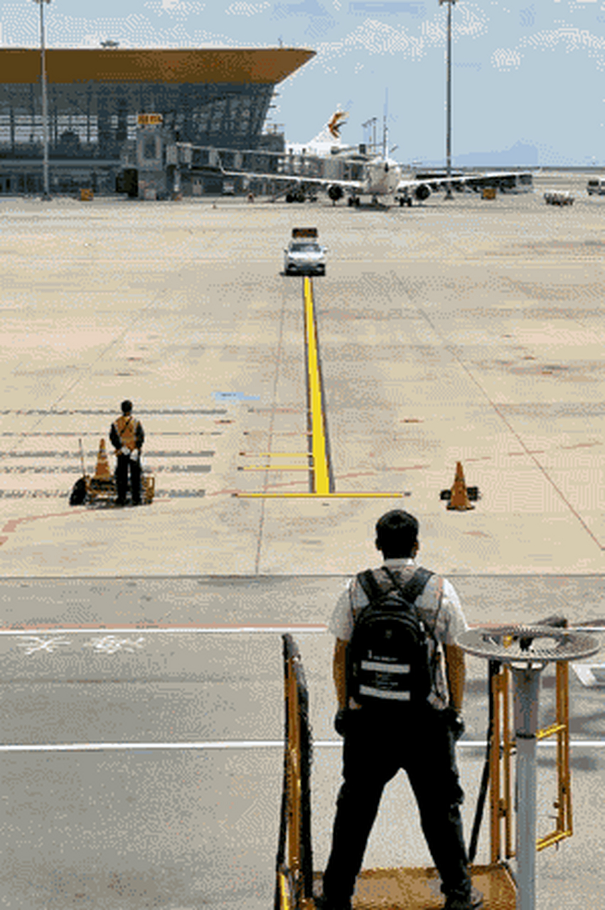 飞机地面行驶,这是驾驶的好,还是指挥的好,一切严丝合缝.