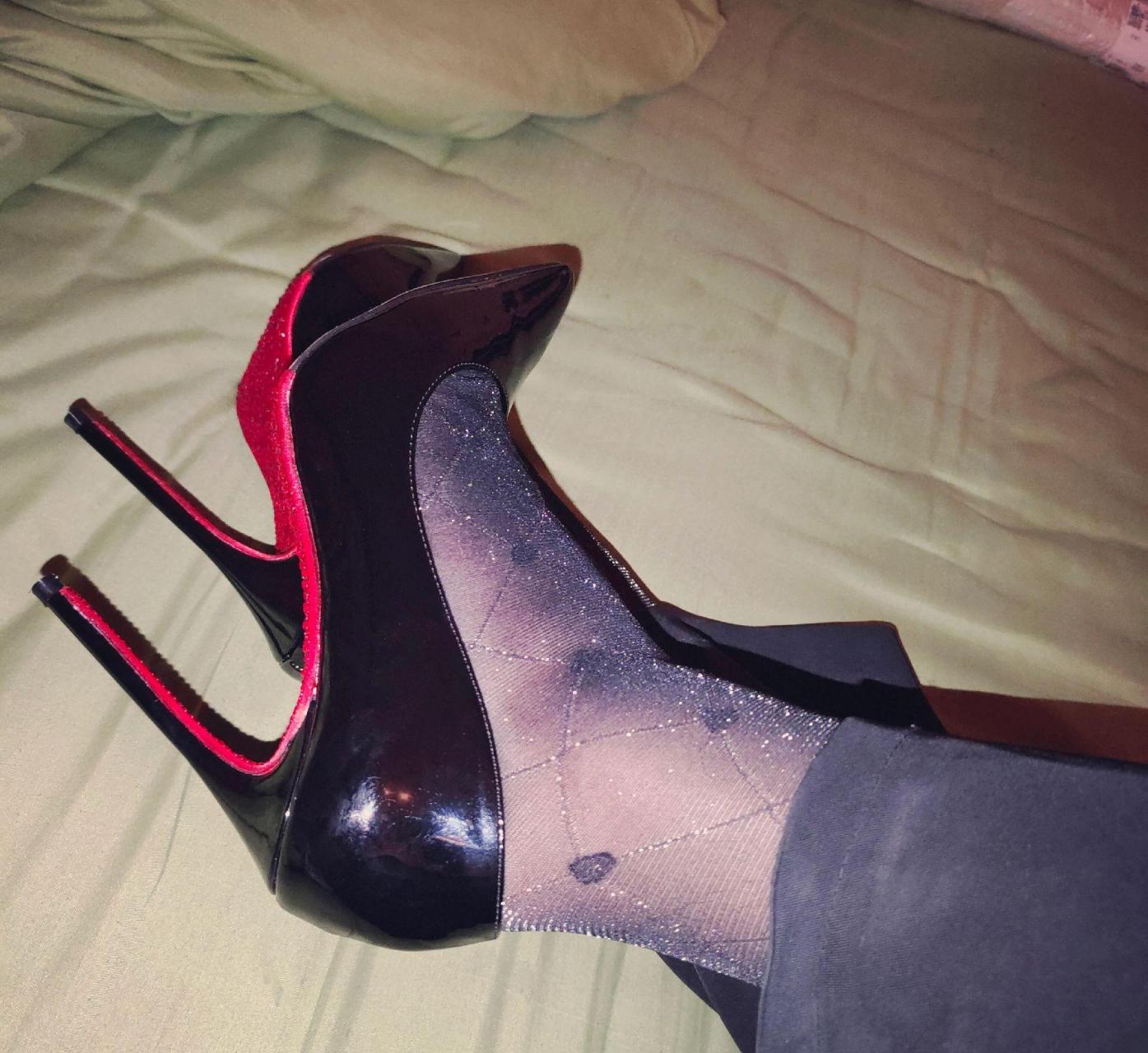 上班穿12厘米高跟鞋…穿着跑一天还是挺累的