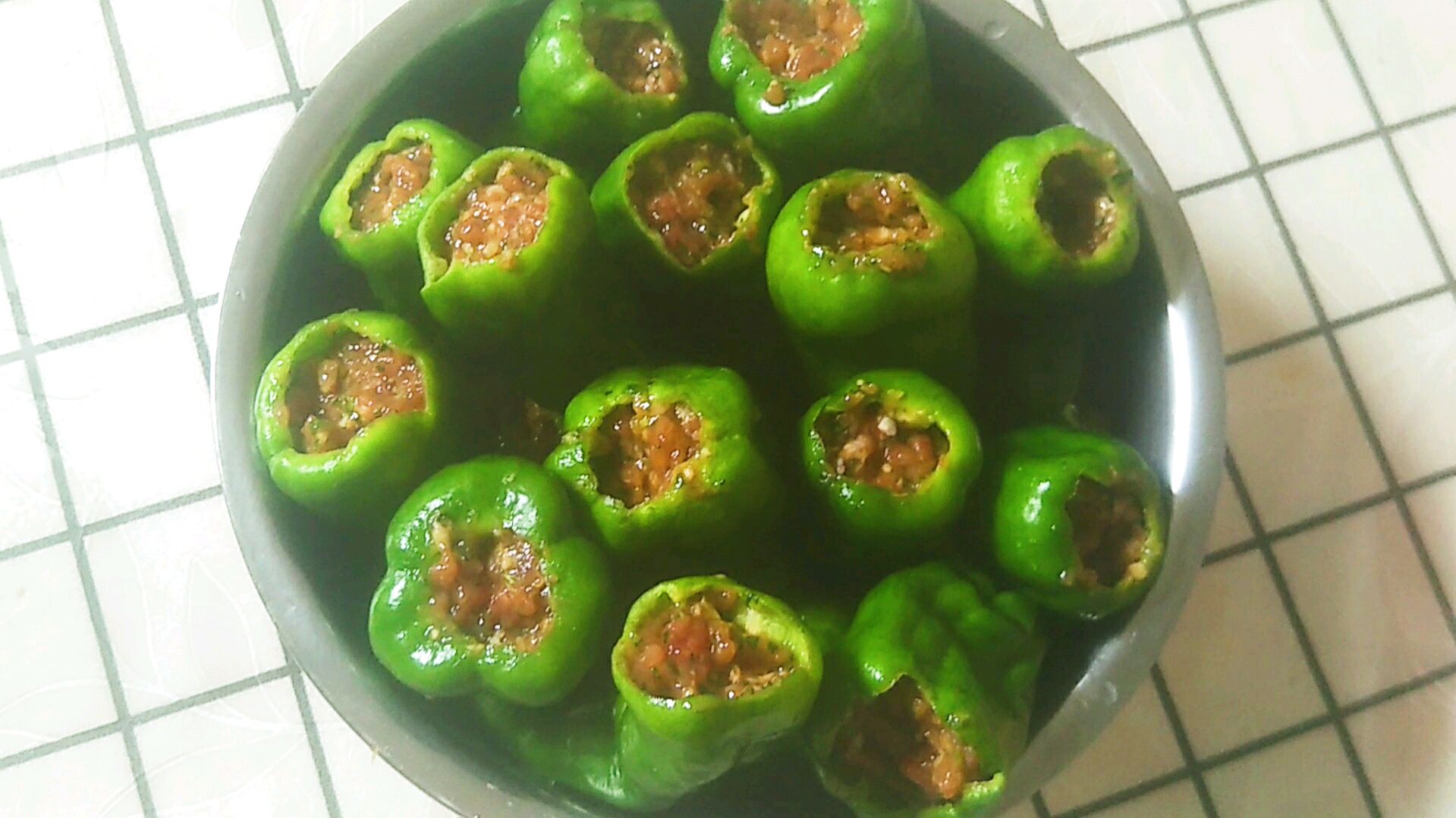 独家私房菜虎皮青椒塞肉,肉质鲜嫩青椒清香,咬一口超级过瘾!