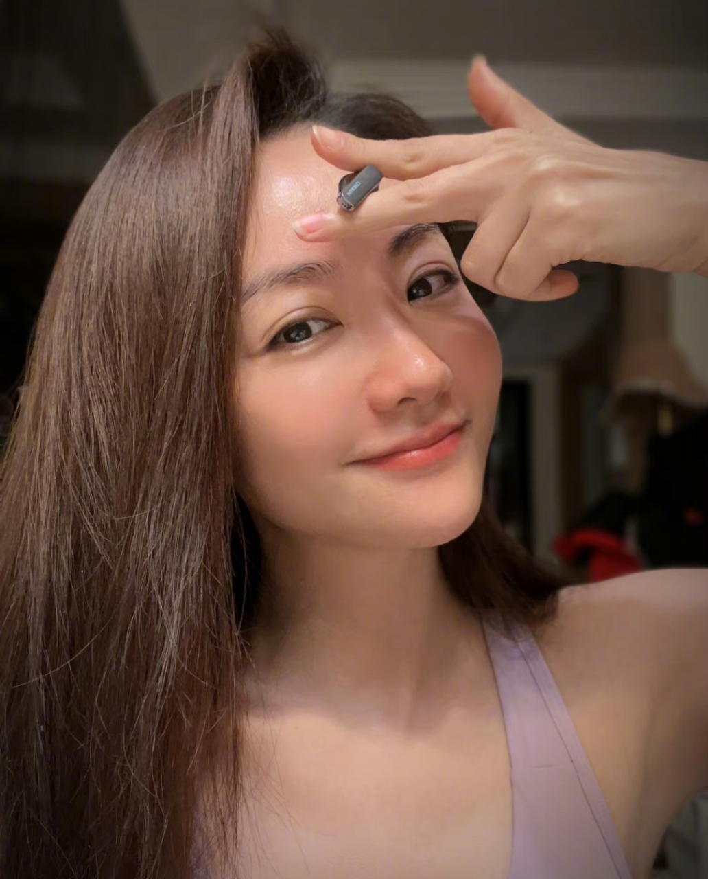 杨蓉健身后晒对镜自拍,常年锻炼的她气色红润状态特别显年轻,身形苗条