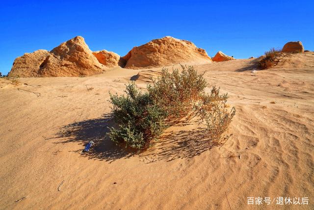 沙漠地貌:沙丘岩石群