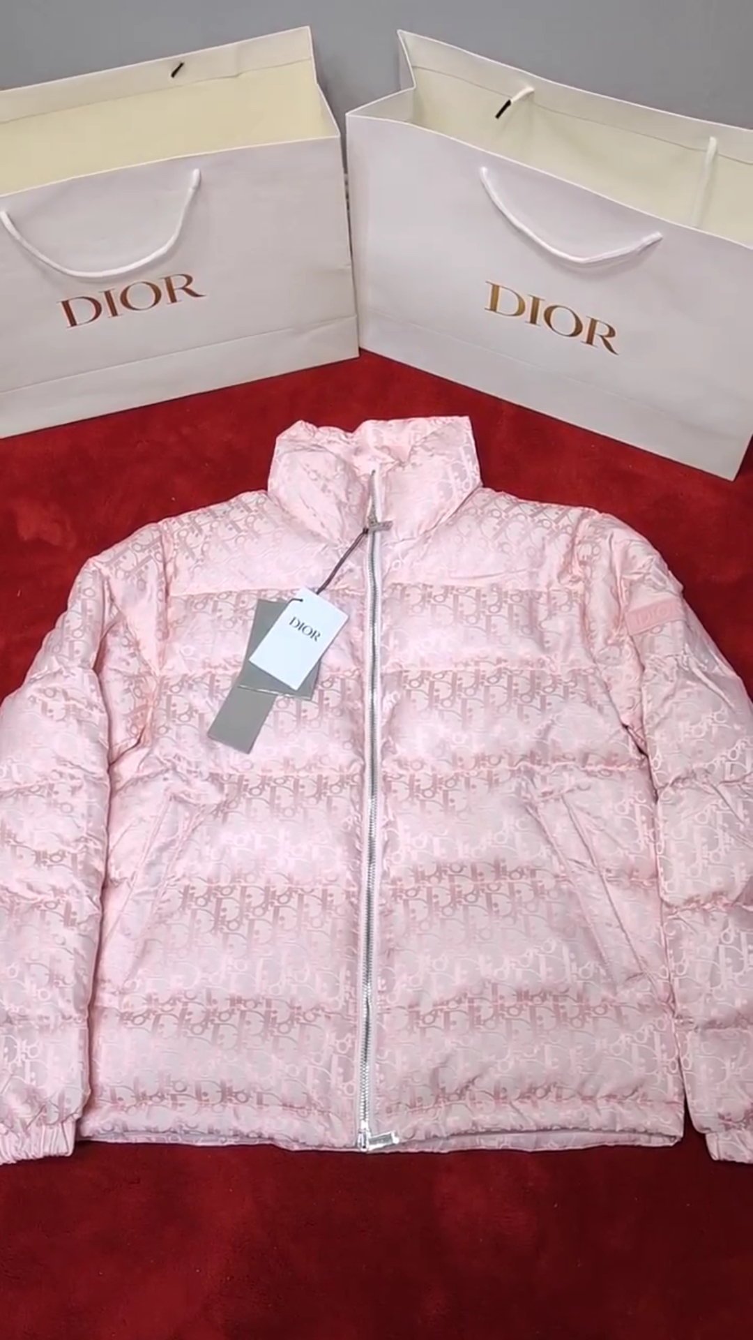 迪奥老花纹粉色羽绒服外套男女同款被显独特魅力