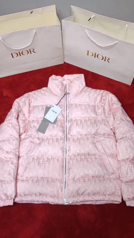 迪奥老花纹粉色羽绒服外套男女同款被显独特魅力