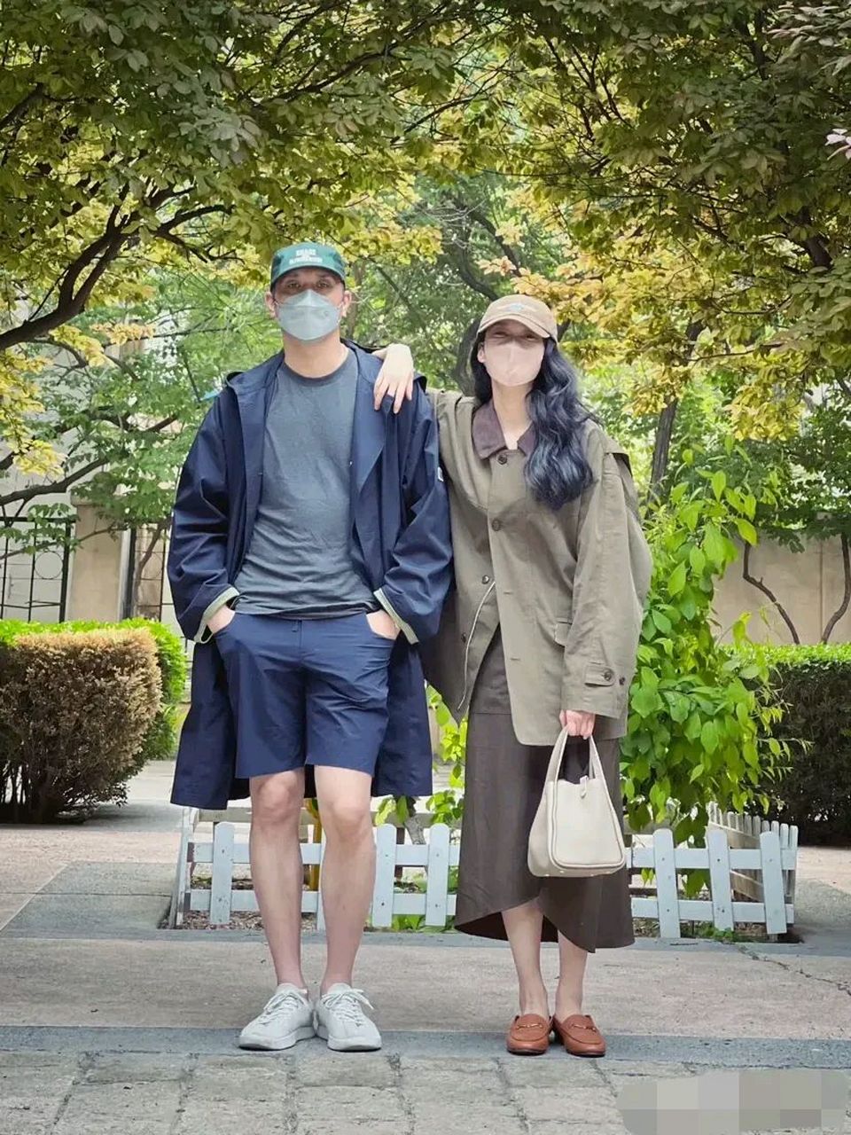 黄觉和娇妻麦子户外拍写真!